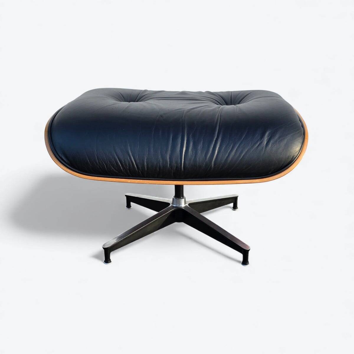 Fauteuil et repose-pieds Herman Miller Original Eames, noir et cerisier