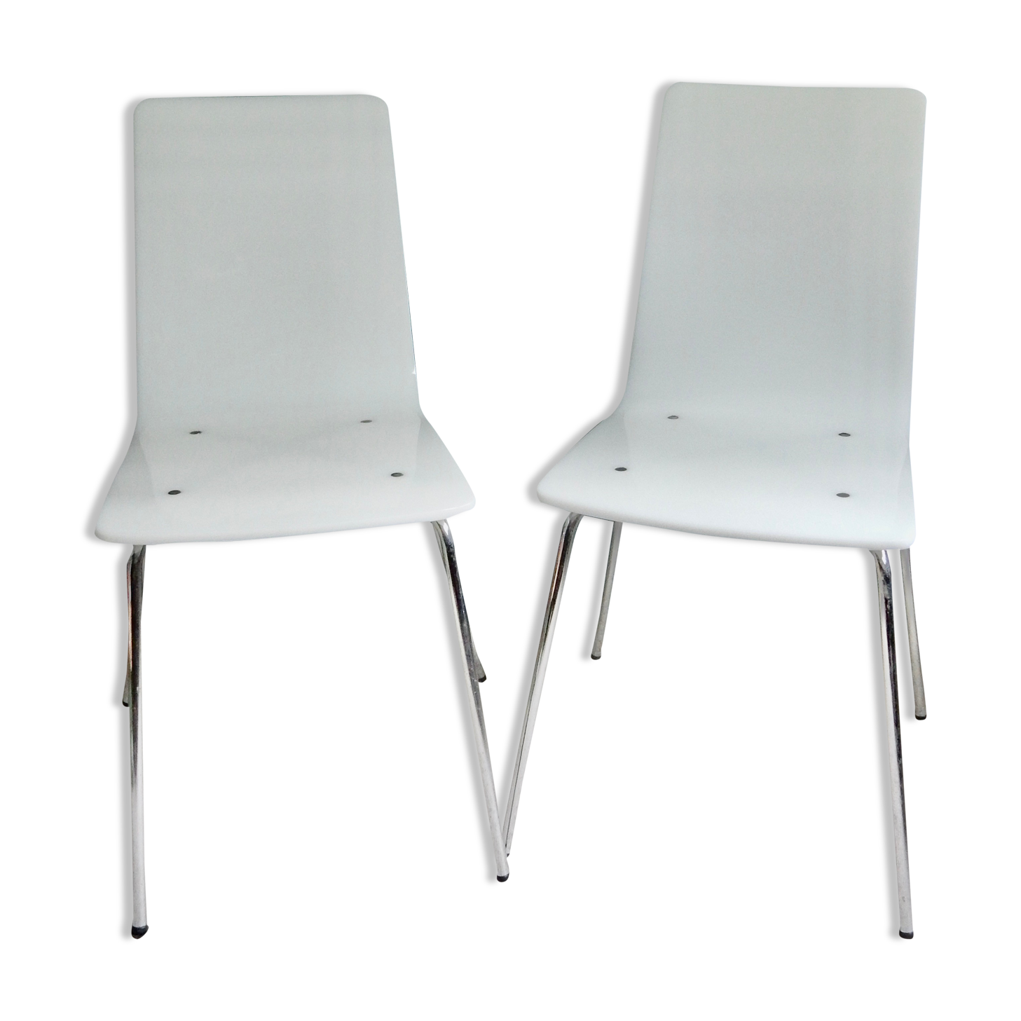 Paire de chaises blanches en plexiglas années 70