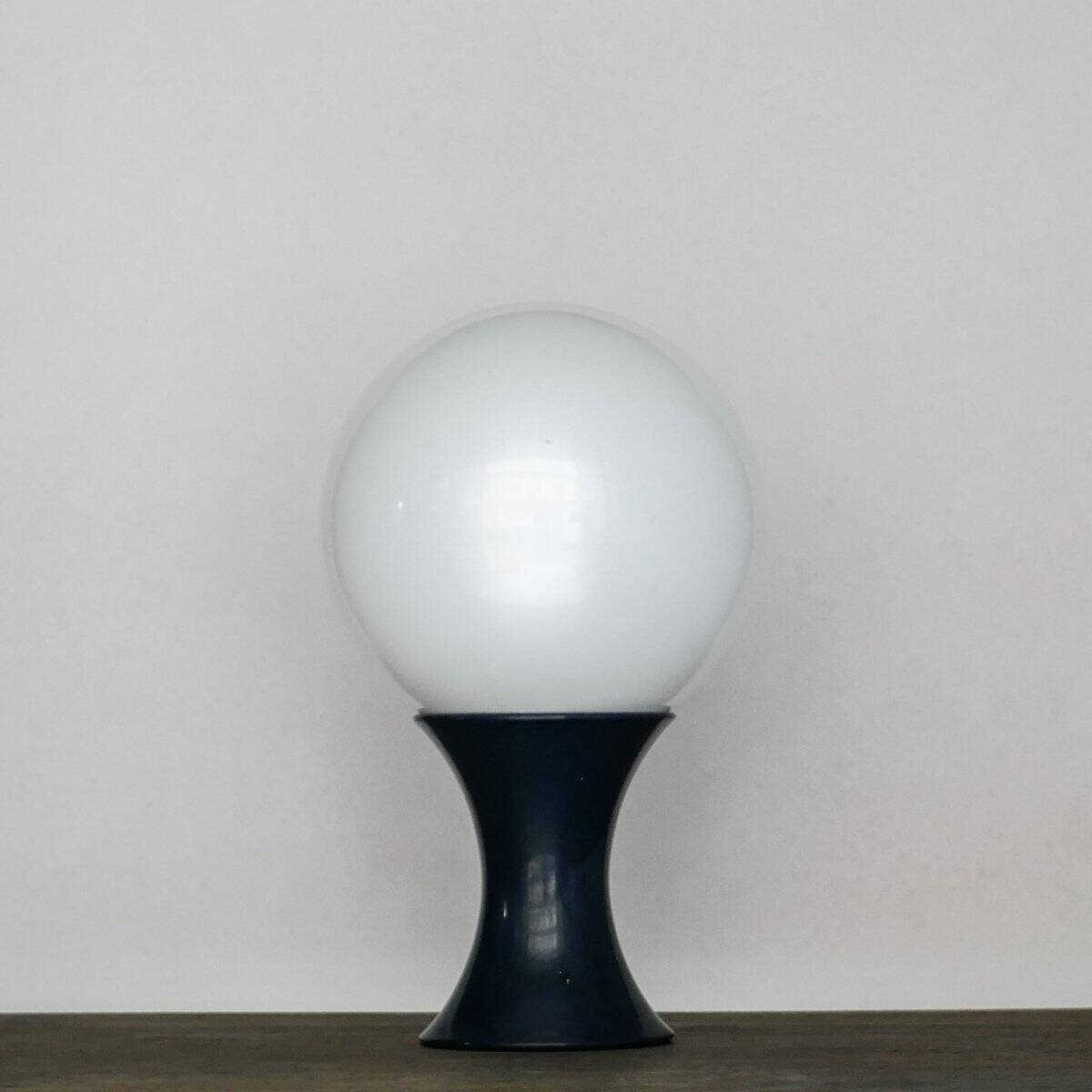 Grande lampe de table en forme de champignon en verre opalin blanc par Stilnovo, années 60