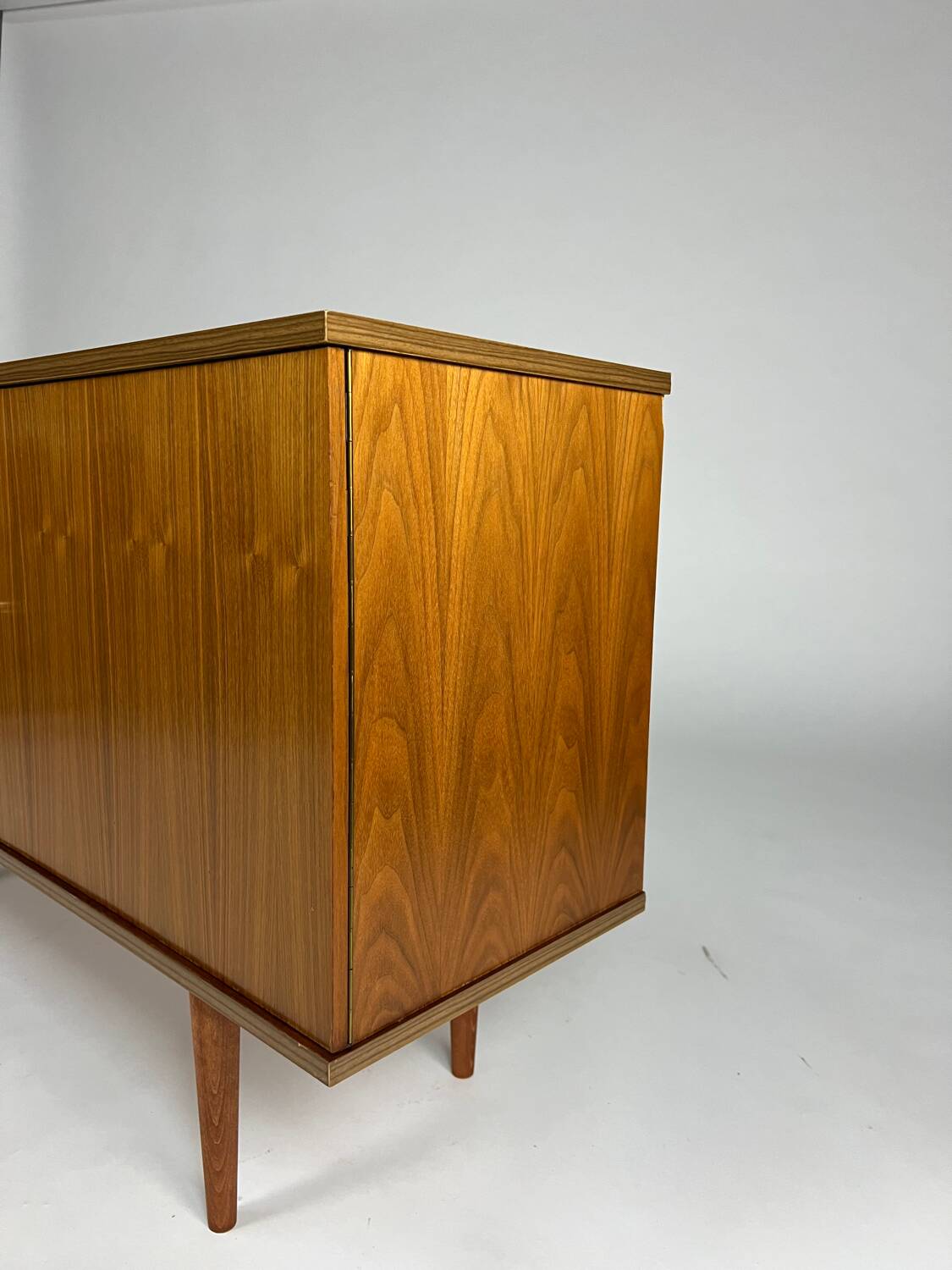 Buffet en noyer vintage avec tiroirs des années 60-70, de style mid-century, similaire au teck.