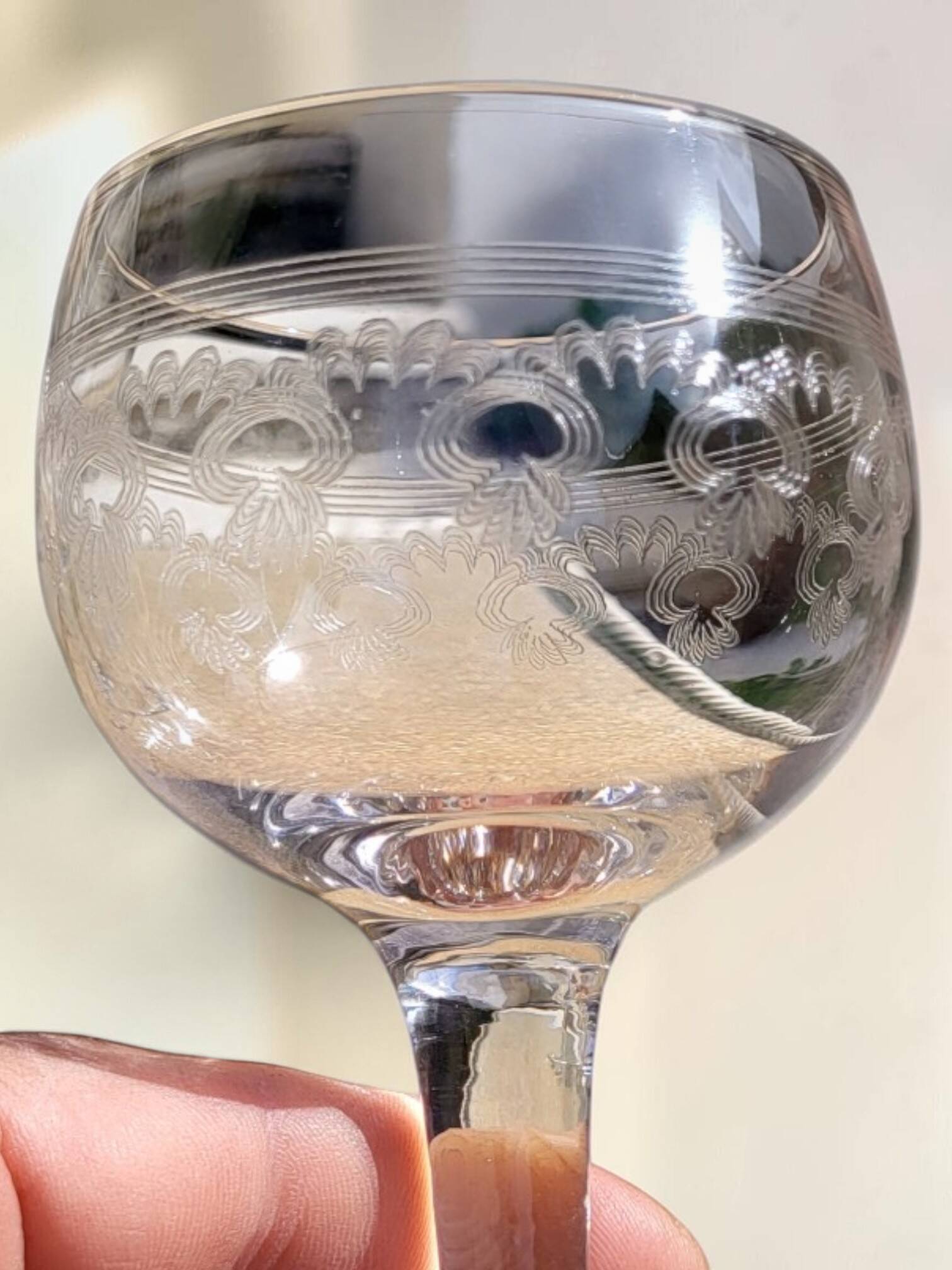 9 verres à vin guillochés déb. XXème