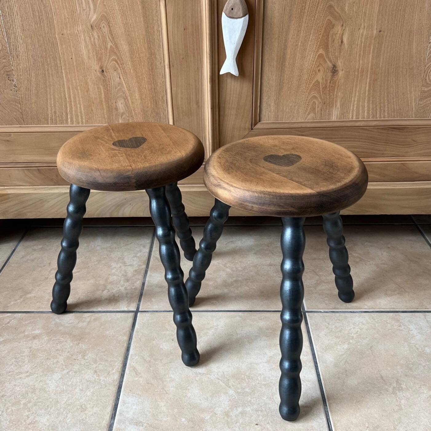Duo de tabourets tripodes