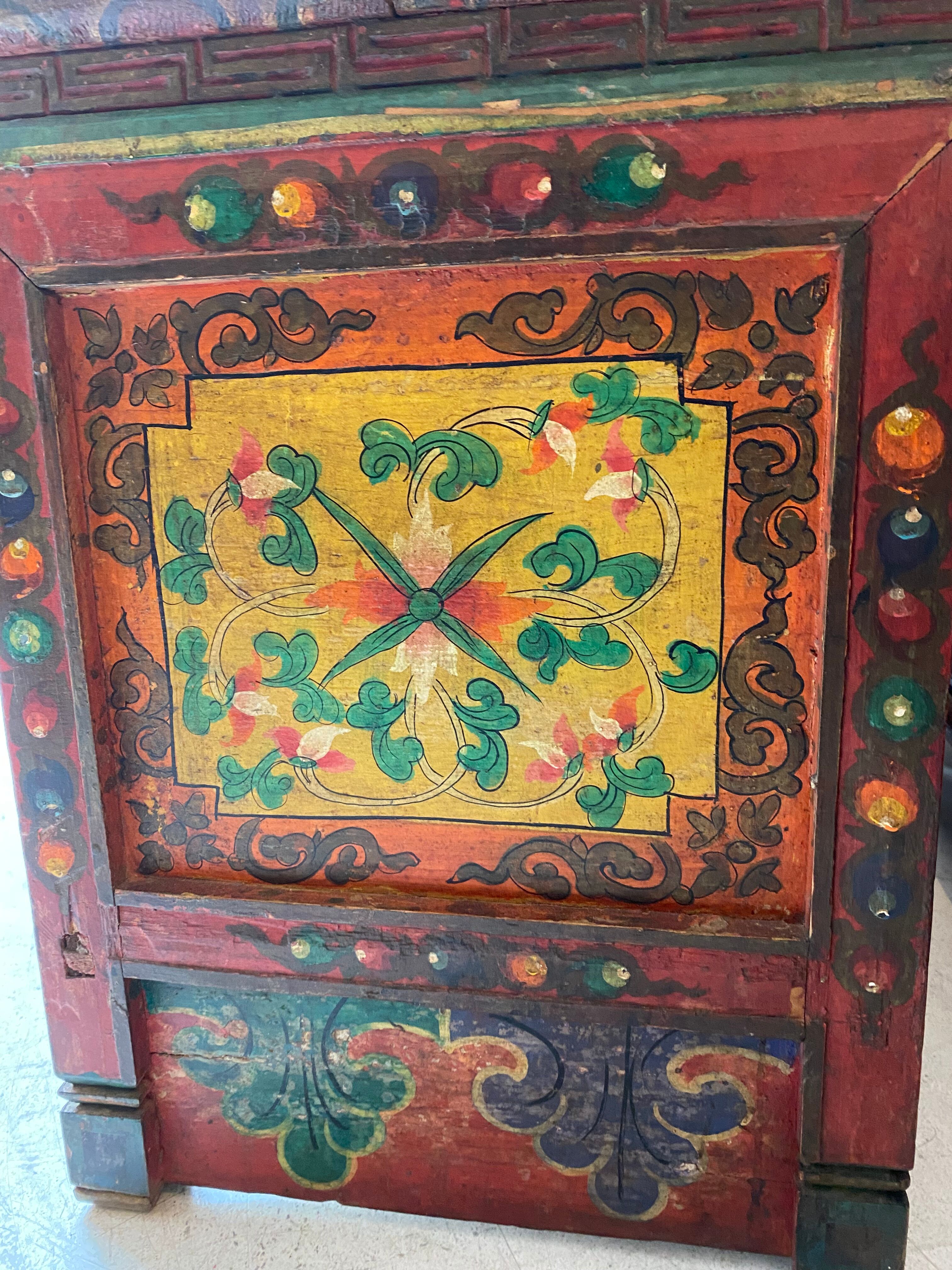 Tibetan wooden chest with polychrome decoration XIXEme