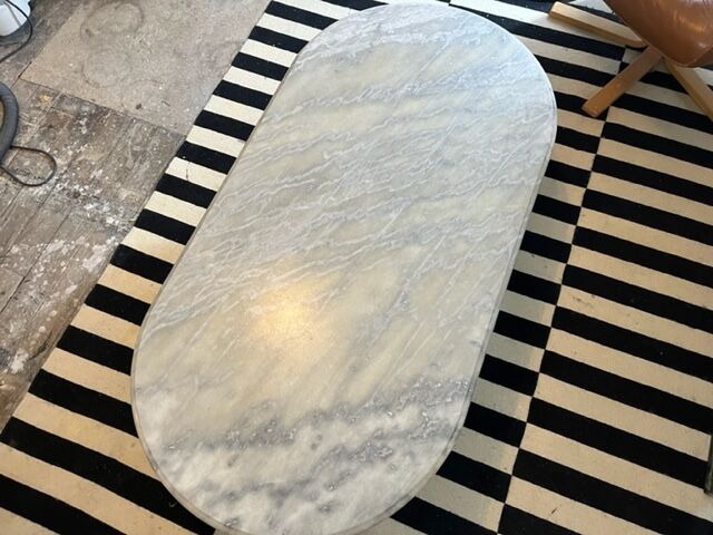 Table basse en marbre gris et pieds acier