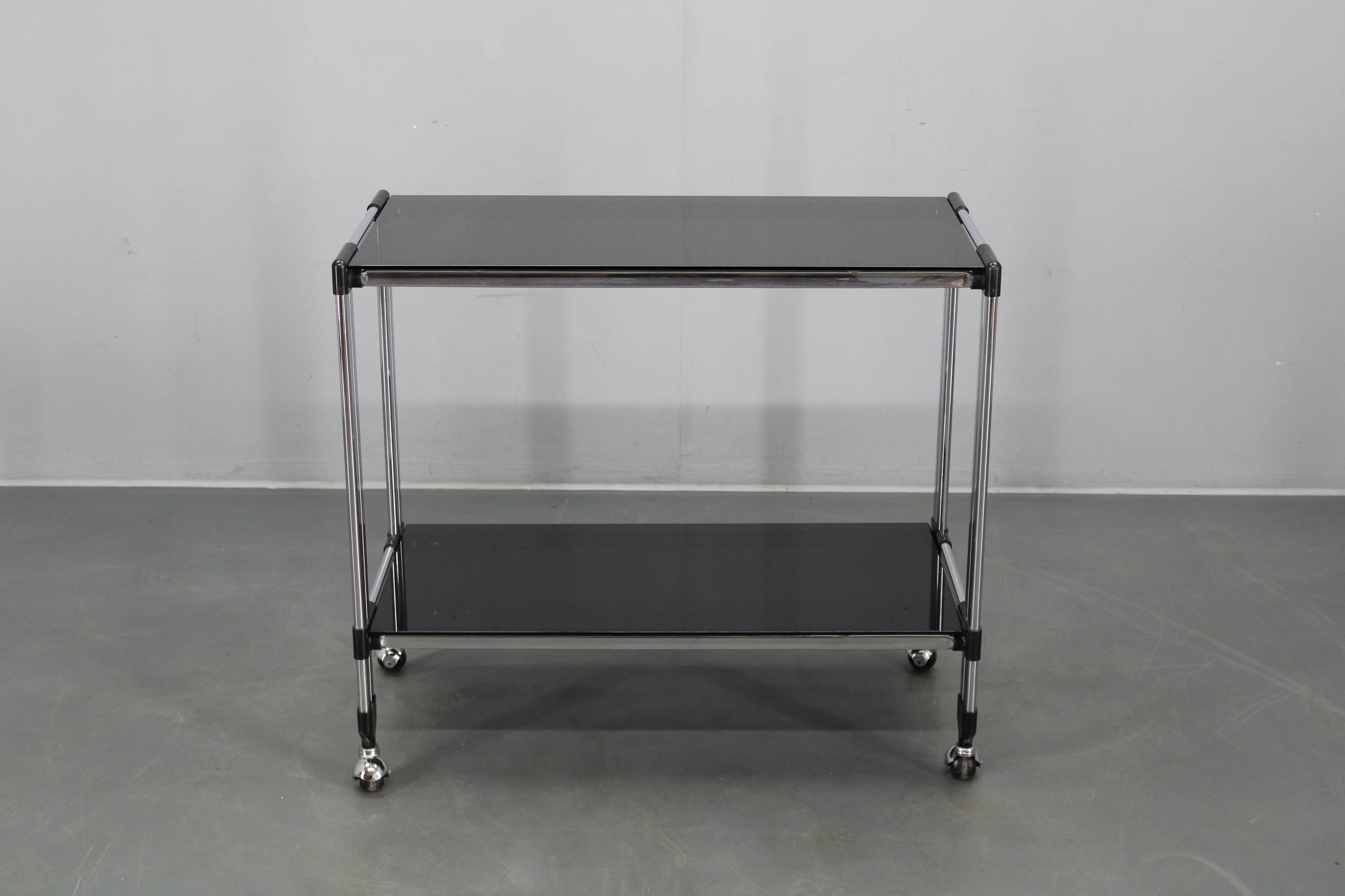 Table de service italienne des années 1970 en chrome et verre fumé, montée sur roulettes