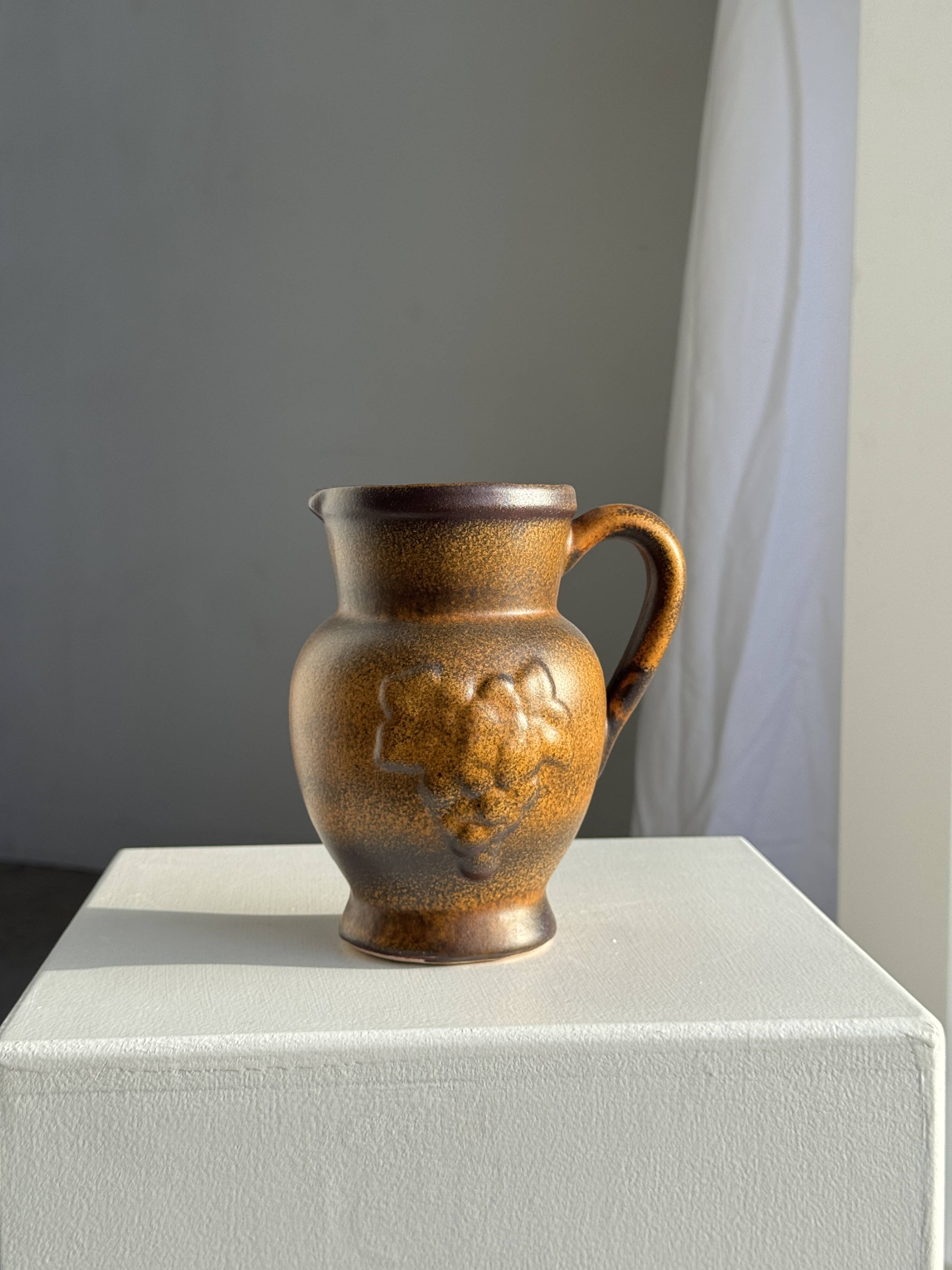 Speckled stoneware jug with grape pattern H17