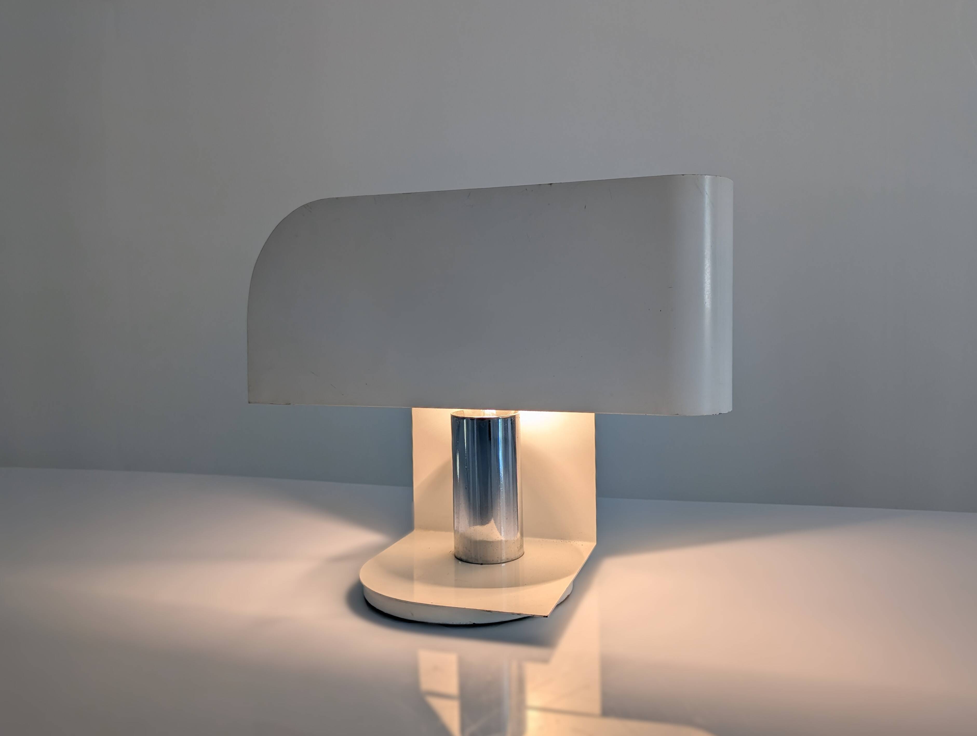 Lampe de table en métal plegado, Italie, années 1970