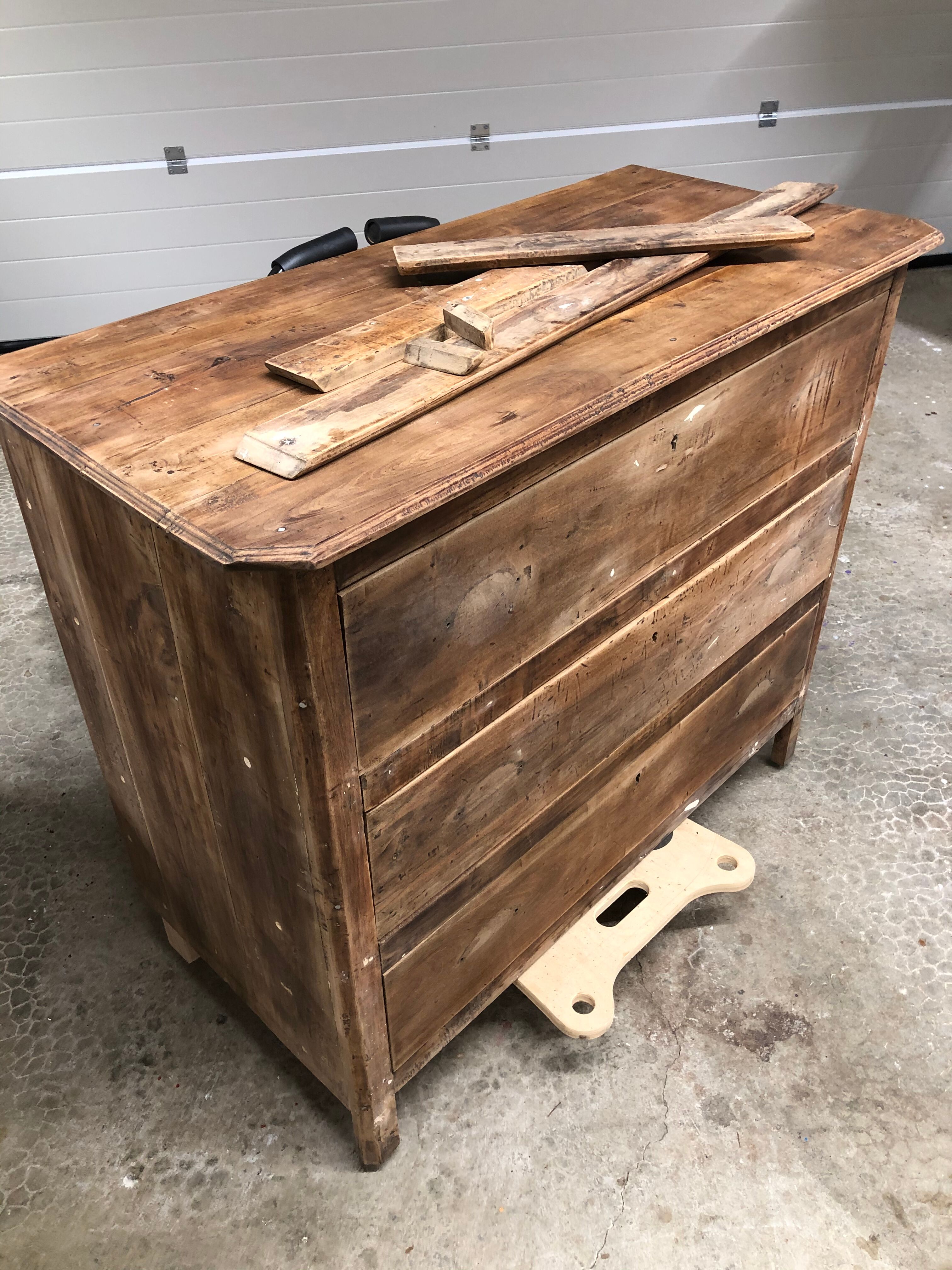 Country chest of drawers