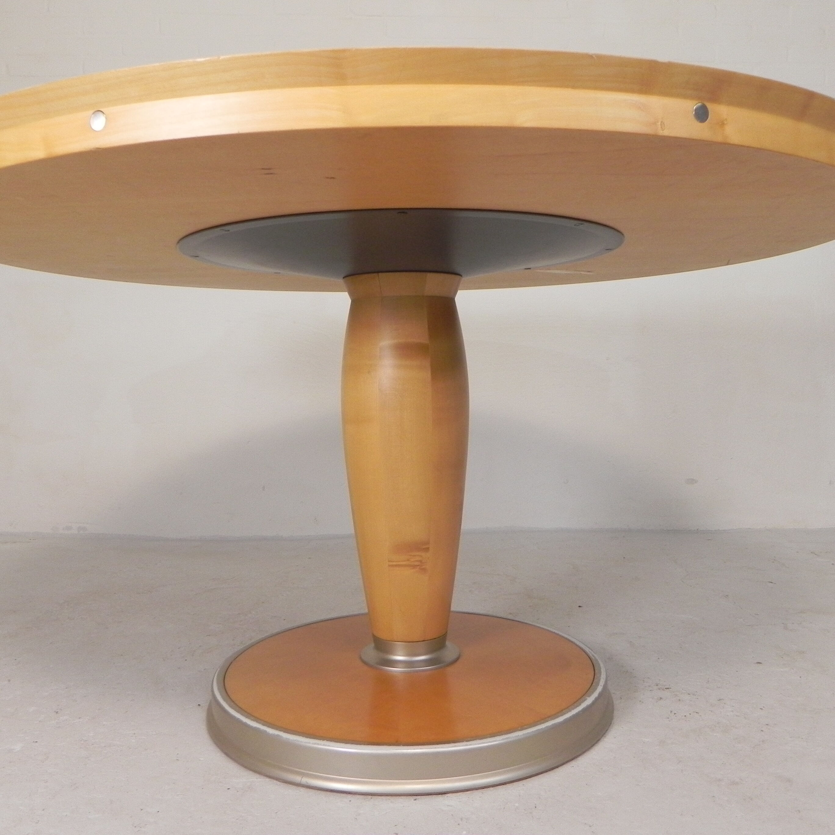 Dining table Isa by Chi Wing Lo for Giorgetti, 130 cm, 1990s
