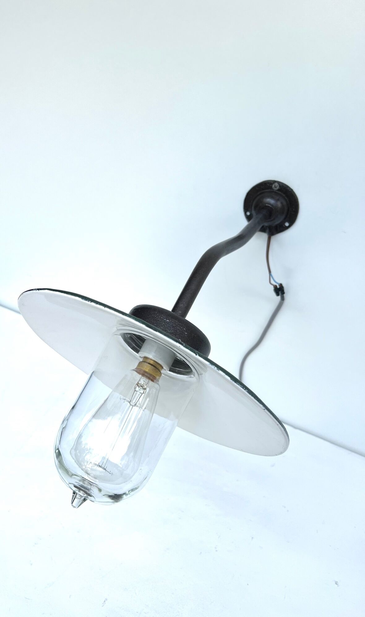 Wall lamp COL de Cygne in cast steel, fully restored 1920 1930