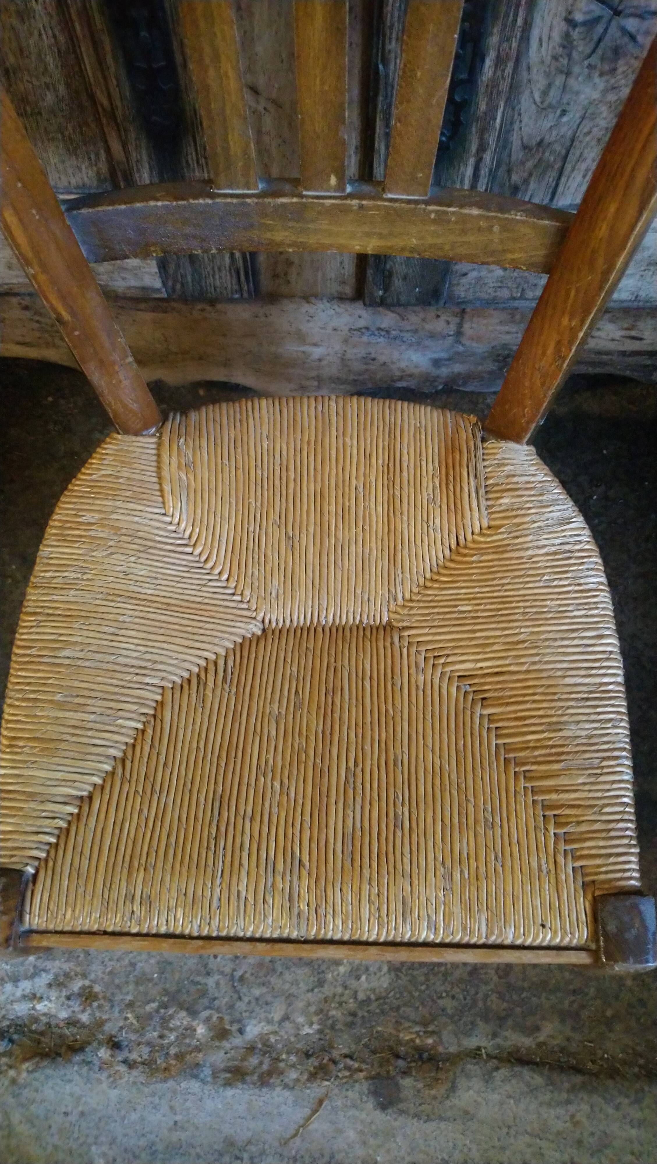 Low ash straw chair