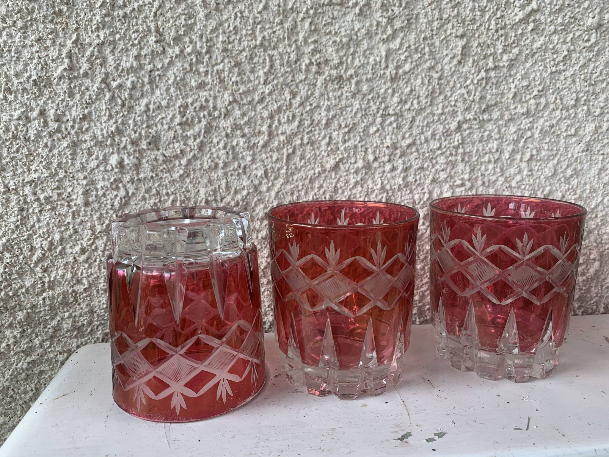 7 verres à apéritif en verre rouge et transparent ciselés vintage