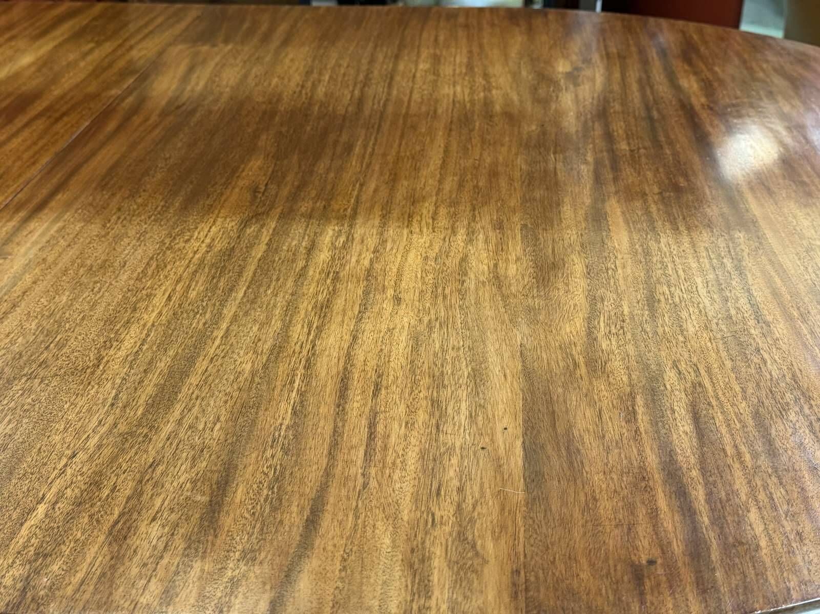 Victorian style oval mahogany table with 1 extension.