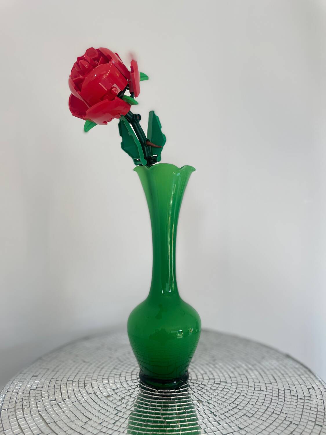 Green opaline single-flower vase – Elegant and decorative
