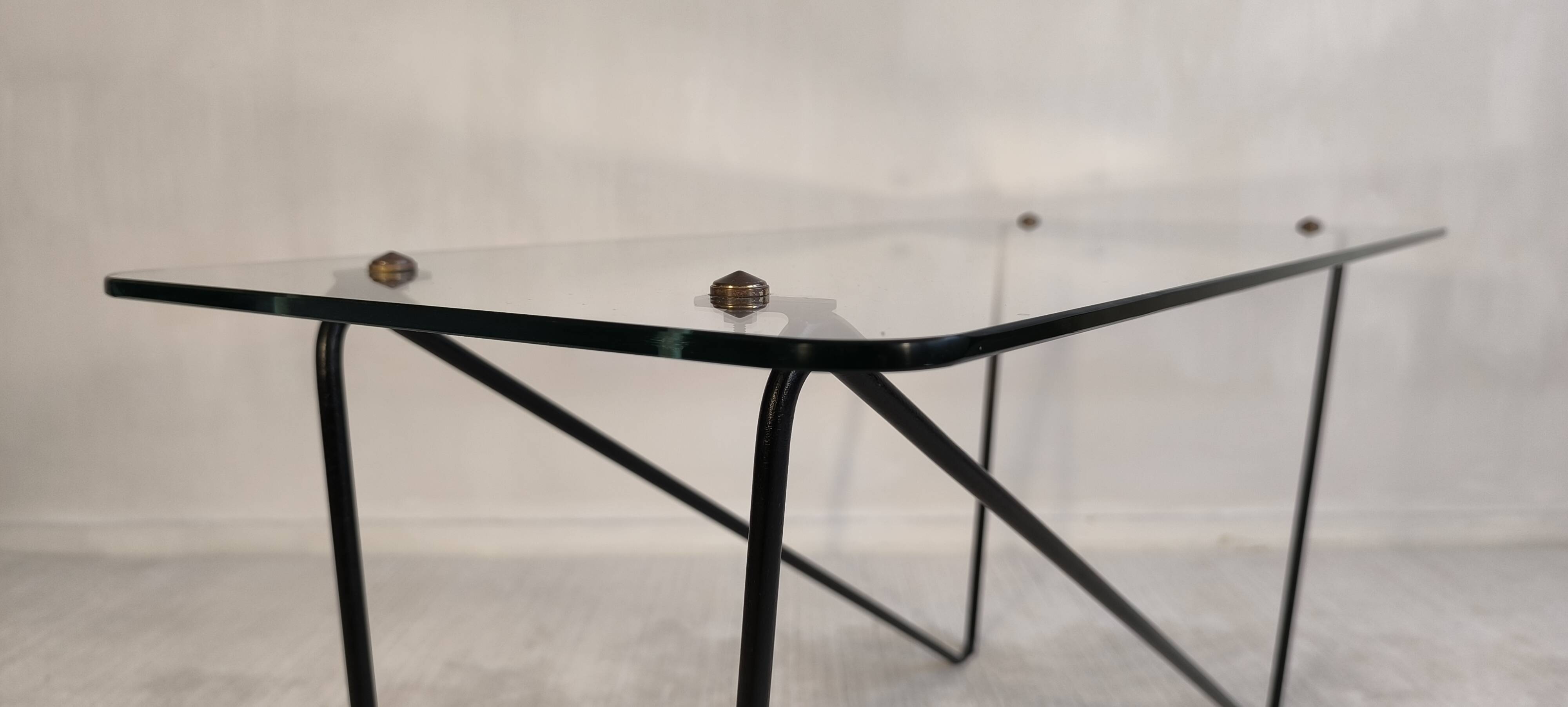 Superb asymmetrical coffee table AIRBORNE 1950s glass and lacquered metal.