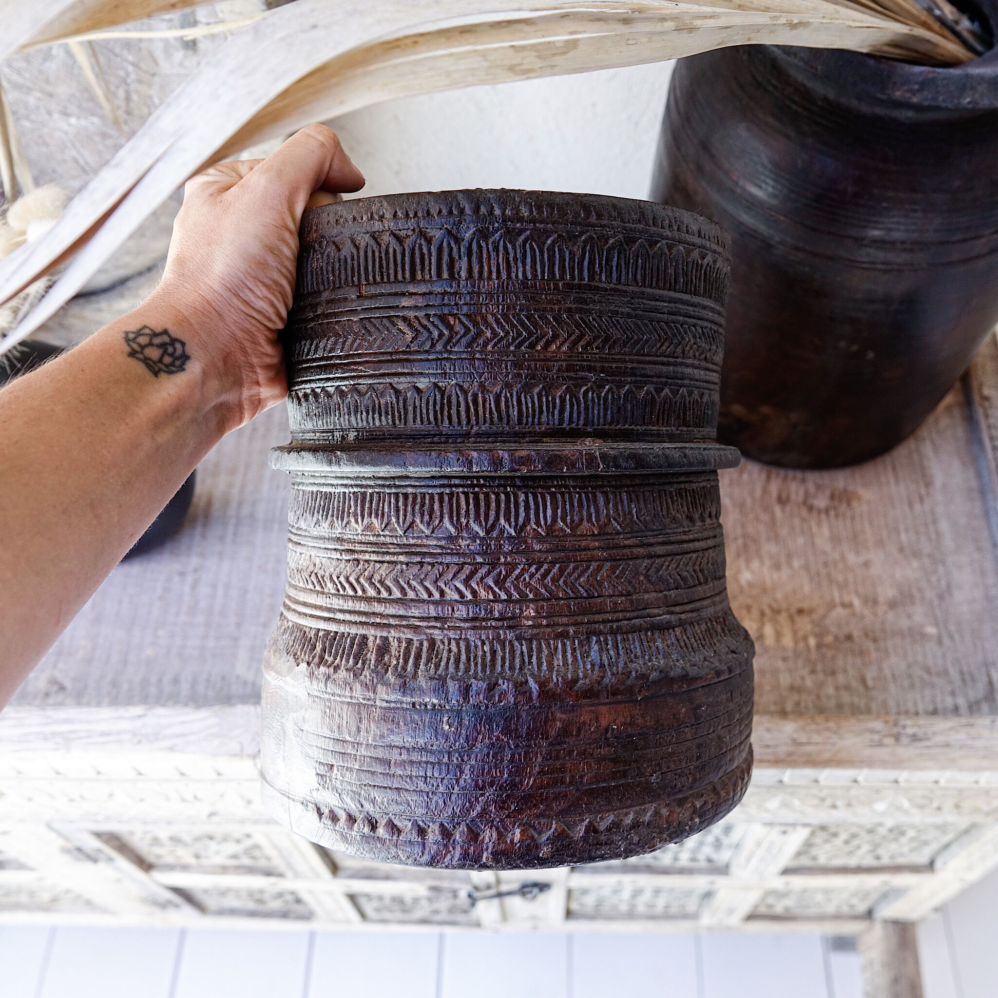 Pot gravé en bois