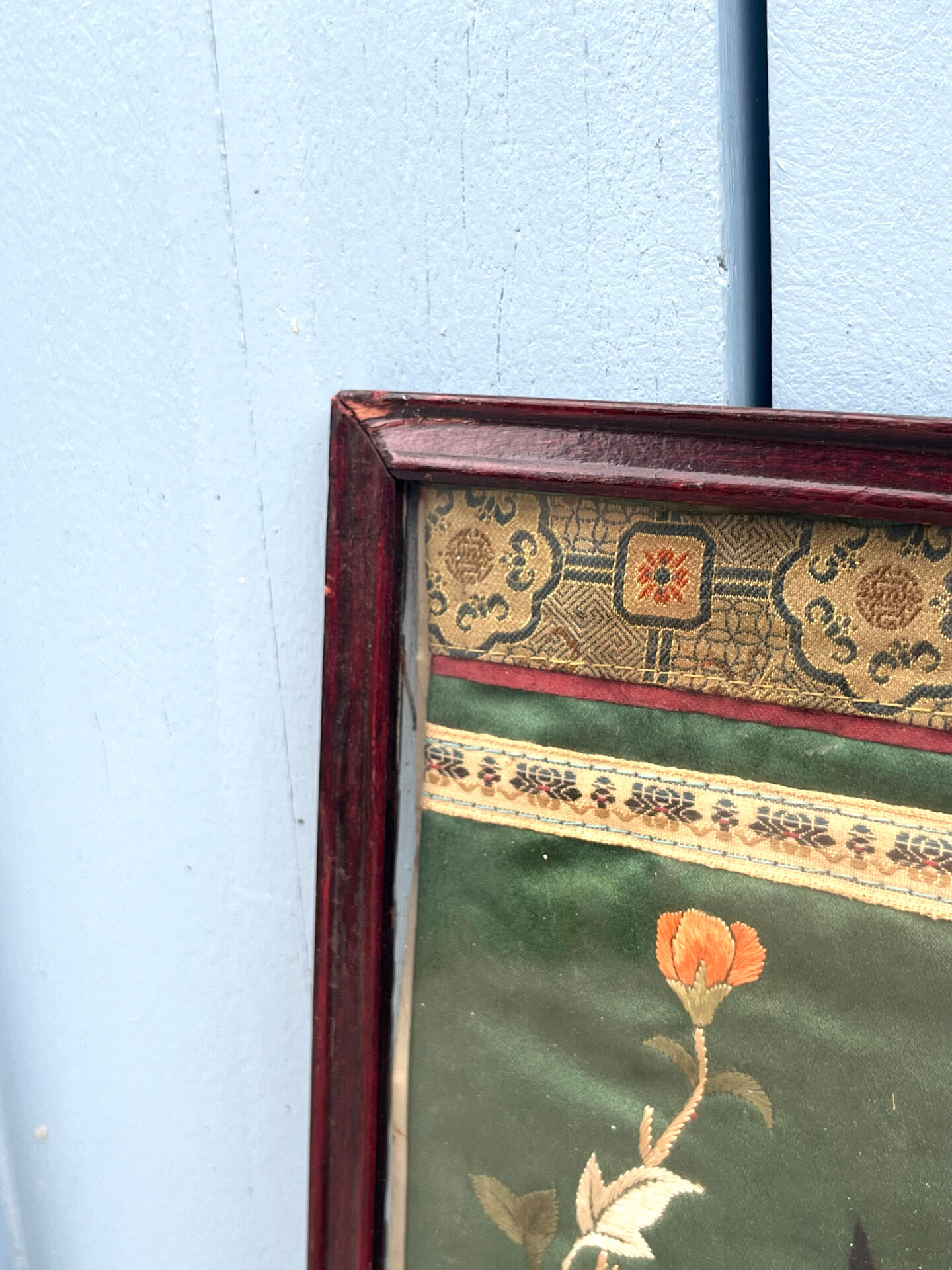 Panneau en soie brodé chinois encadré avec un oiseau et des fleurs.