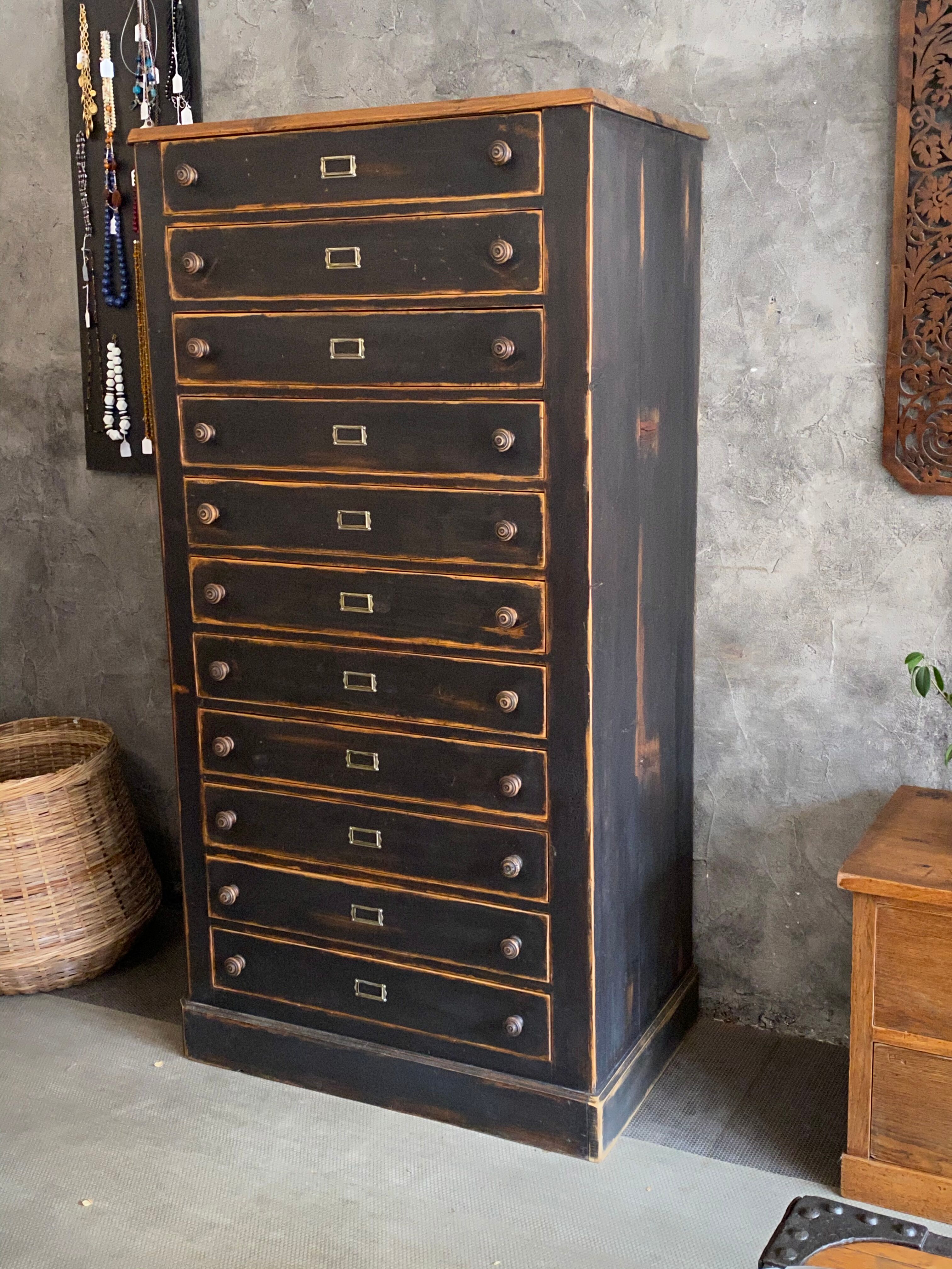 Cabinet with drawers