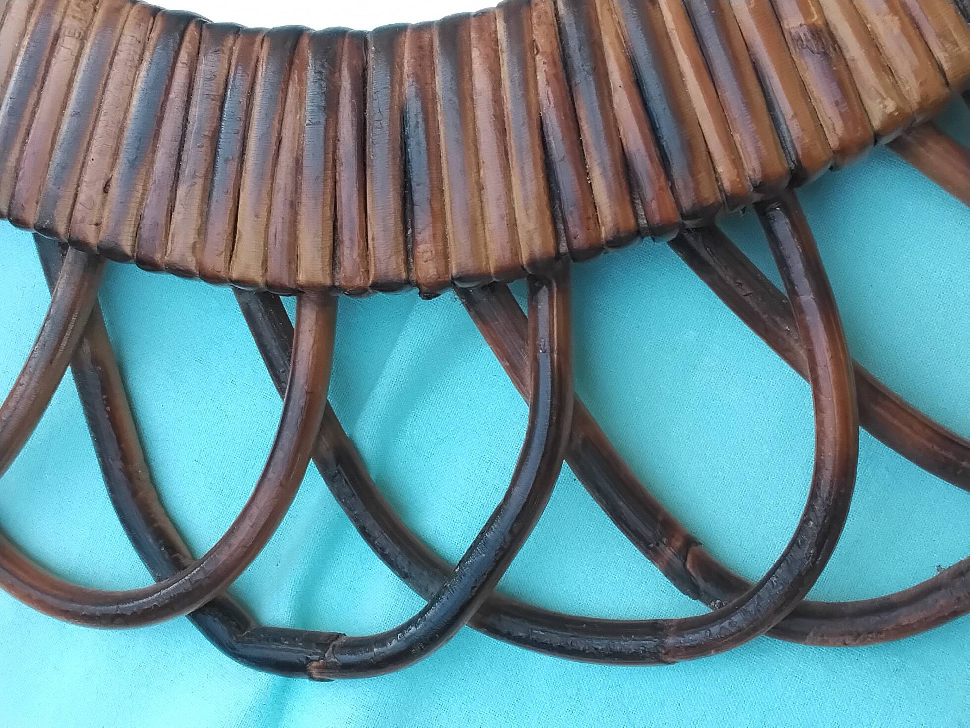Oval mirror in rattan