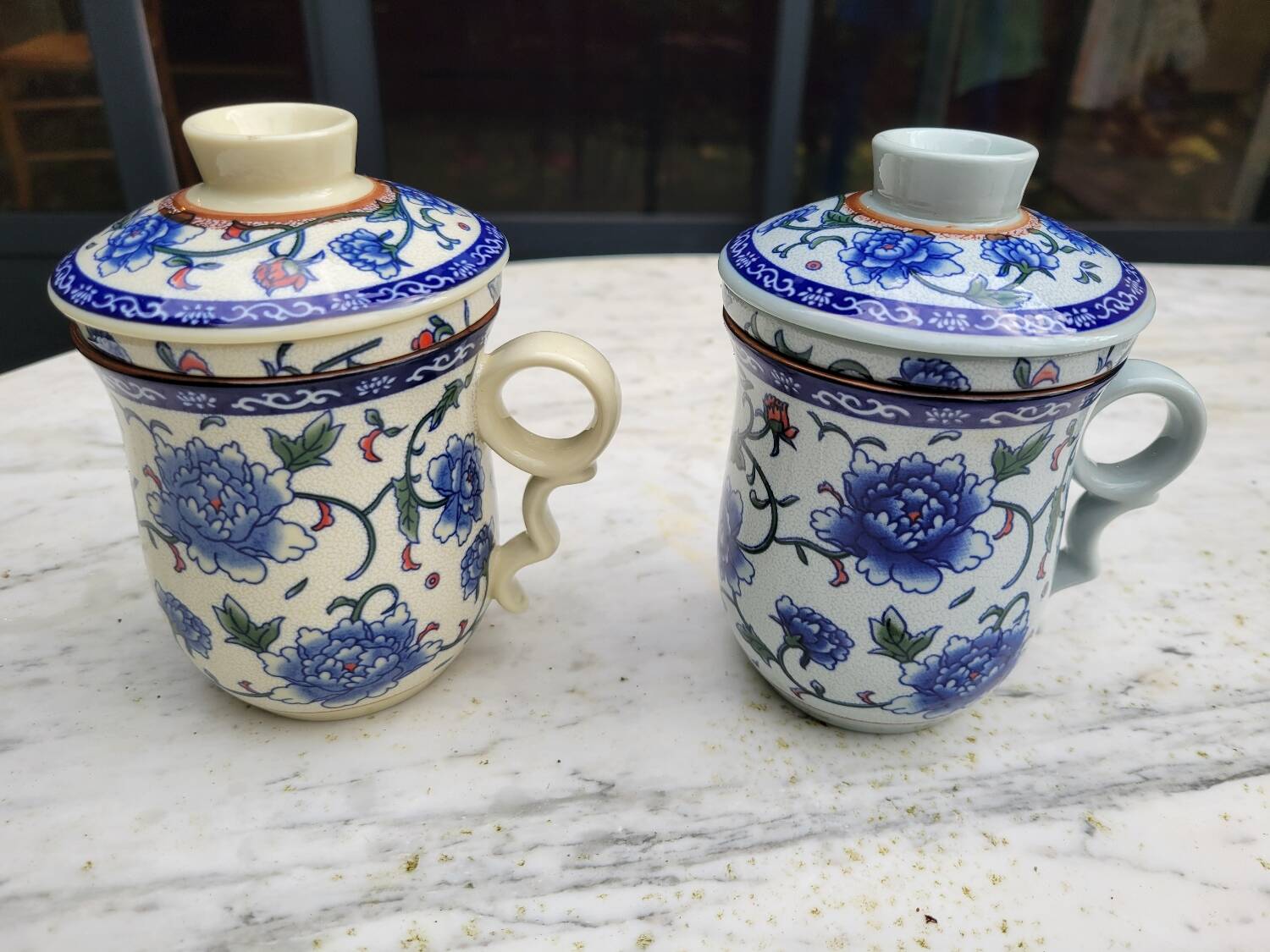 Paire de tasse à thé, couvercle et infuseur