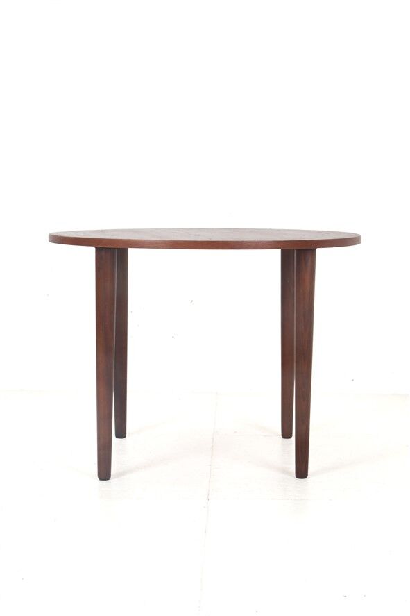 Round Winge Møbler “No. 31” teak coffee table / Mid-century Danish modern design / 1960s