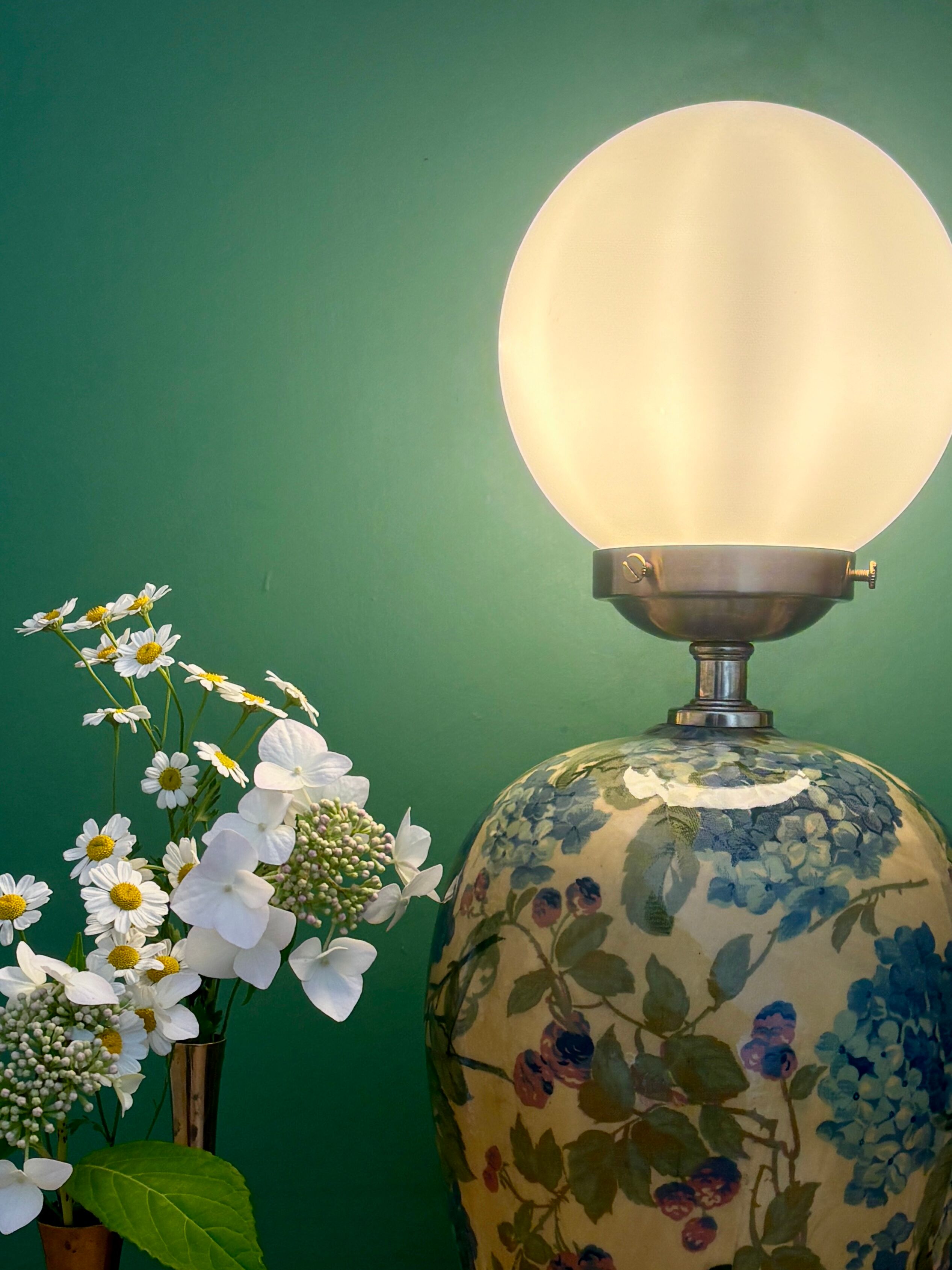 Vintage table lamp with floral decorations and white opaline.