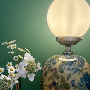 Lampe à poser  vintage décors de fleurs et opaline blanche
