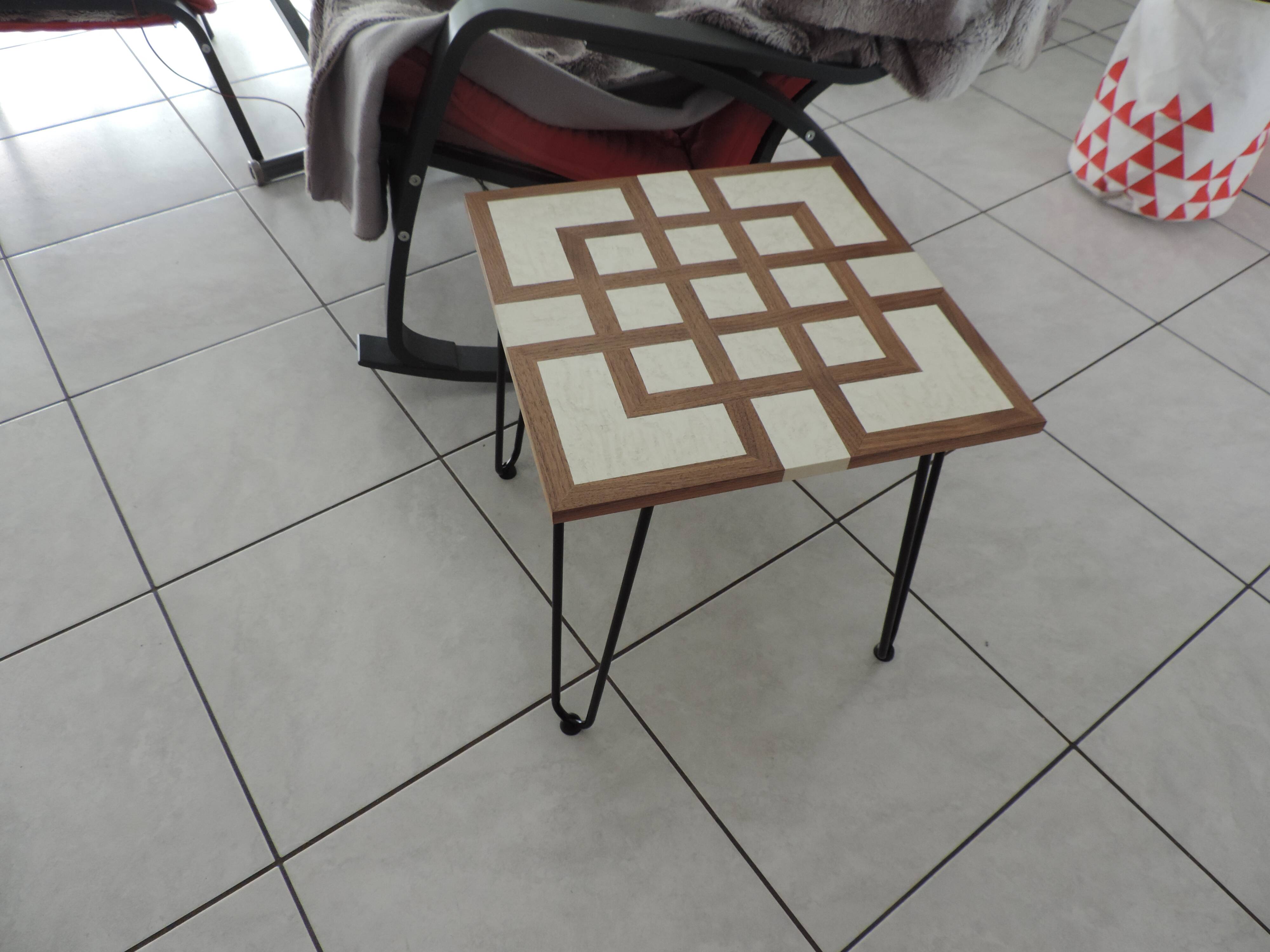 Table d'appoint en noyer américain et érable moucheté blanchi
