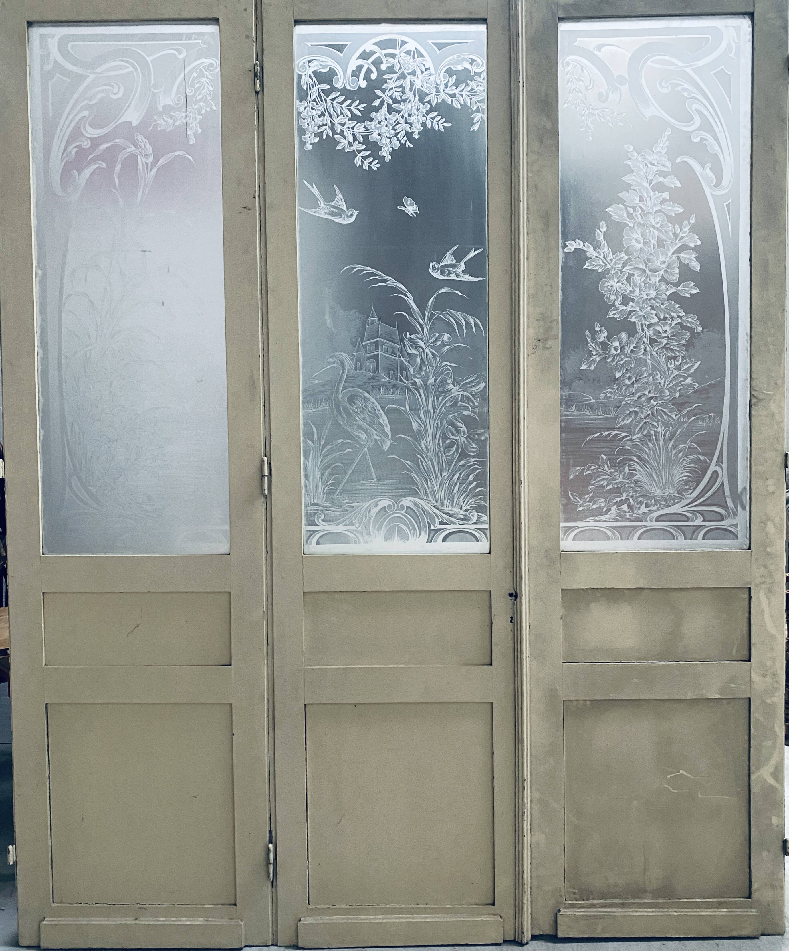 Suite de trois portes de séparation Art nouveau en bois et verre gravé XX s