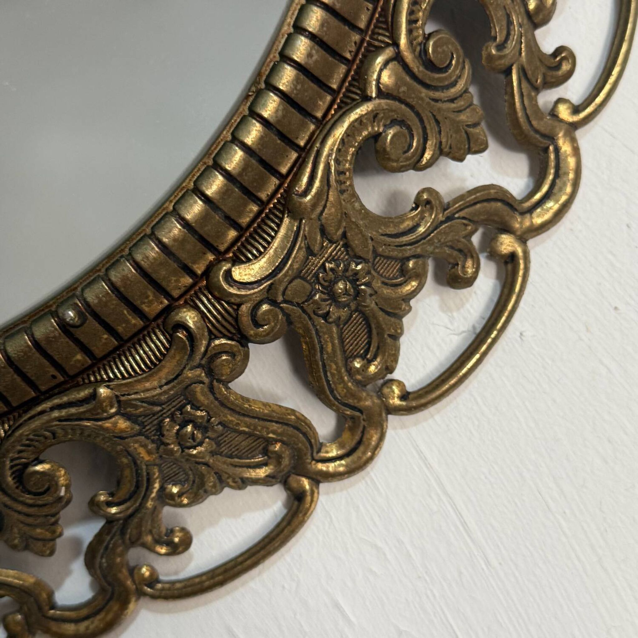 Round brass mirror from the 70s
