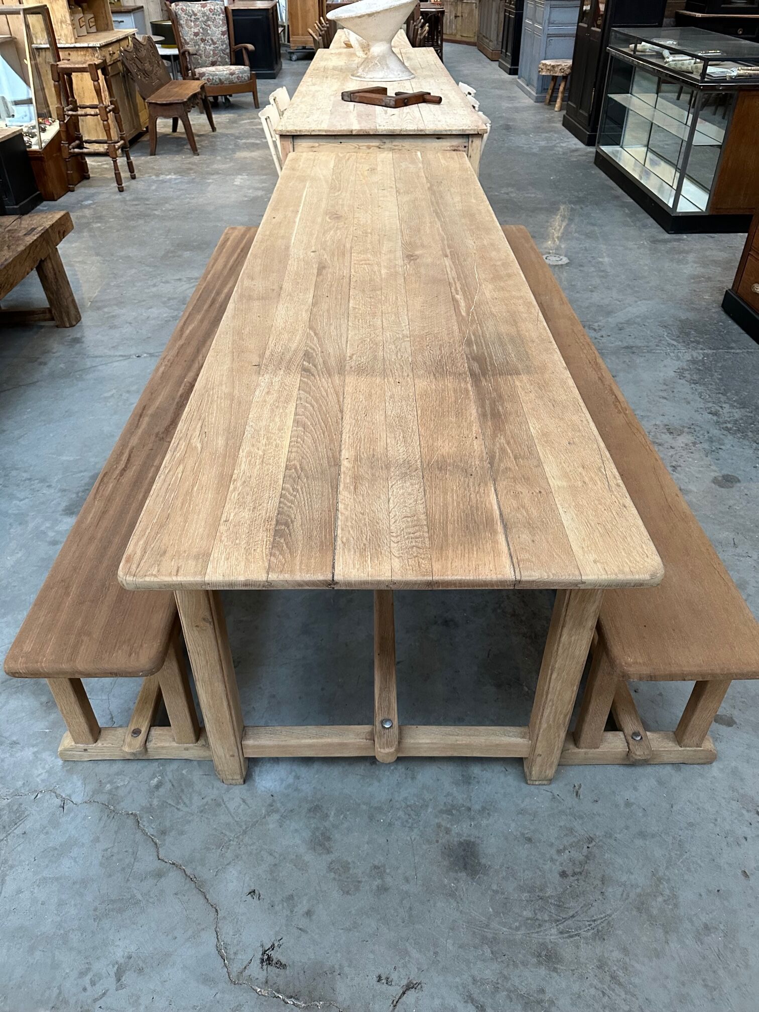 Oak farmhouse table and its 2 benches
