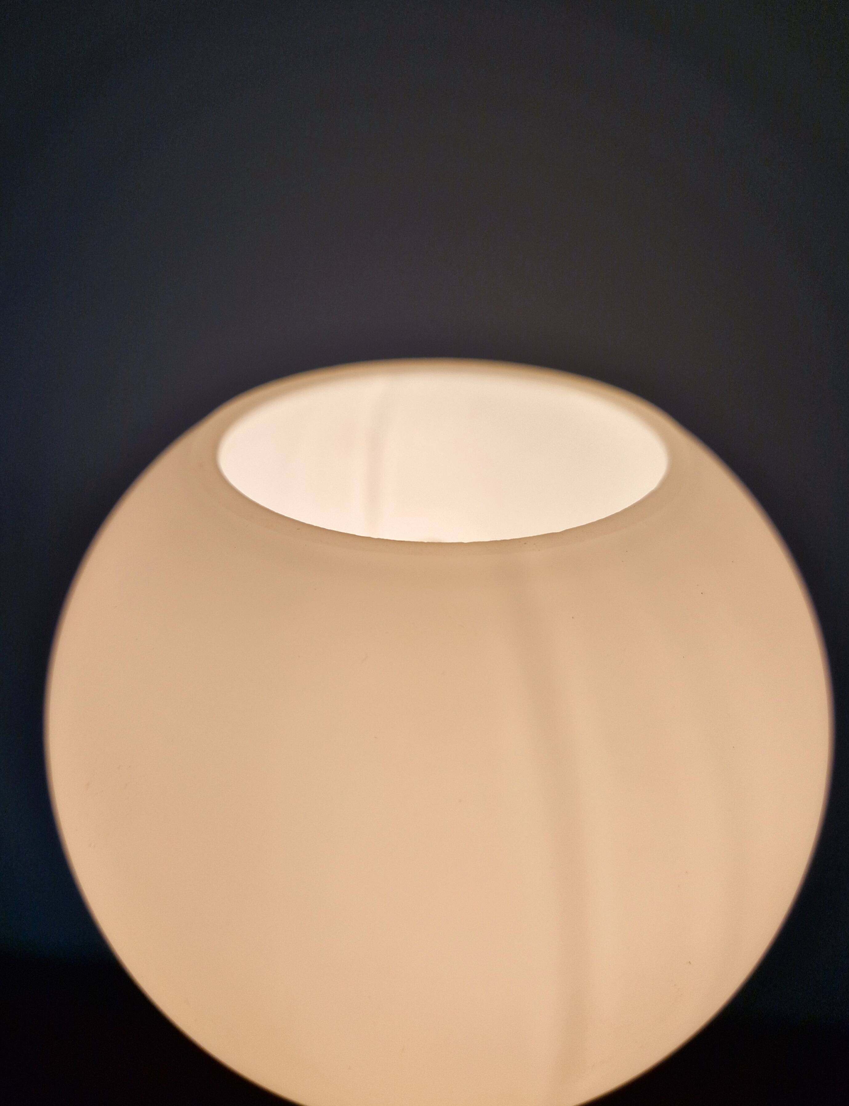 Lampe de table en métal laqué noir et verre satiné blanc, années 1950