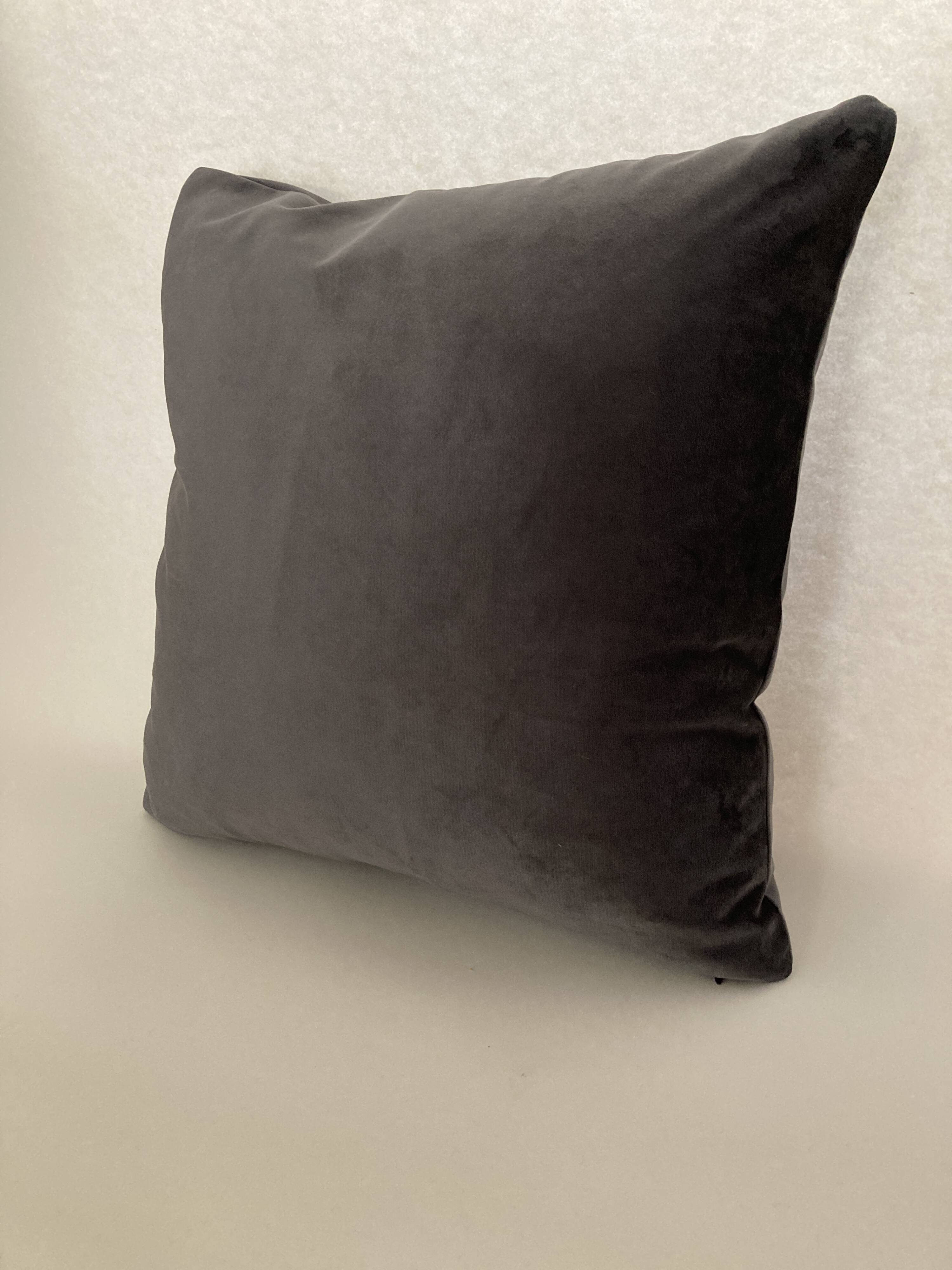 Anthracite velvet cushion