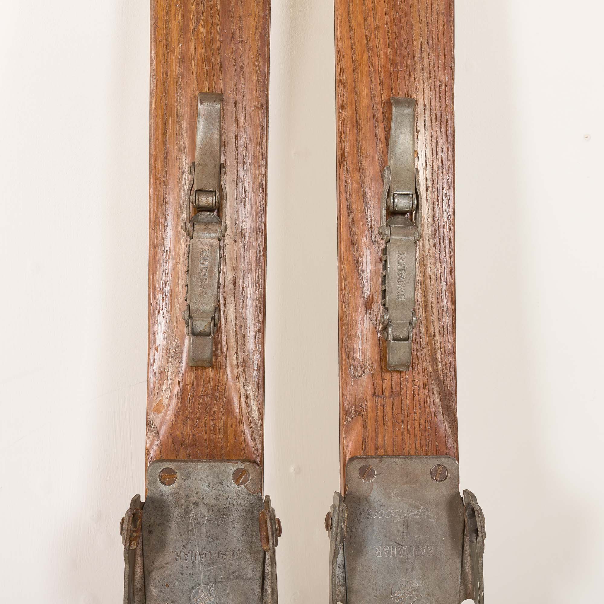 Paire de skis en bois vintage avec fixations Geze Kandahar et bâtons en bambou, années 1950