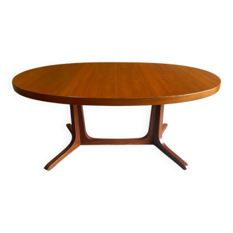 Extendable oval table, 12 place settings, Baumann