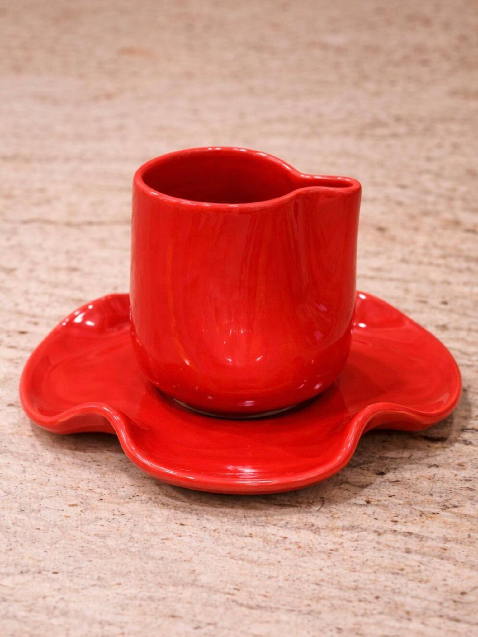 Set of wavy ceramic cup and saucer - poppy red