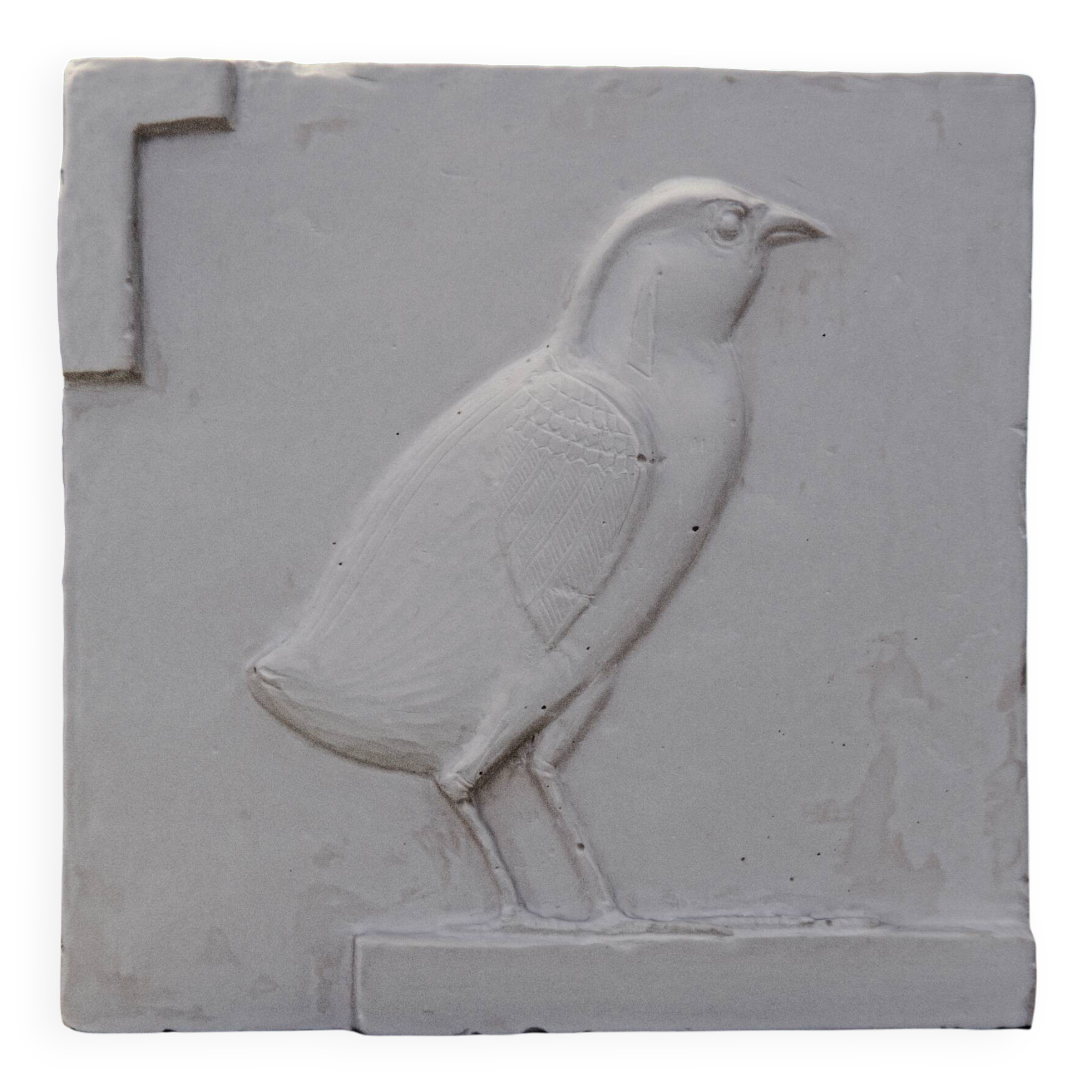 Bas-relief avec poussin de caille – Reproduction en plâtre de la période pt