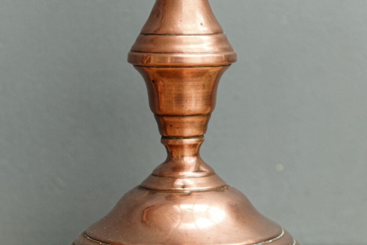 Paire de bougeoirs anciens, en cuivre
