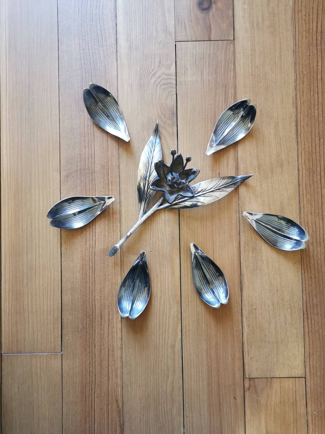 Vintage ashtray flower in silver metal