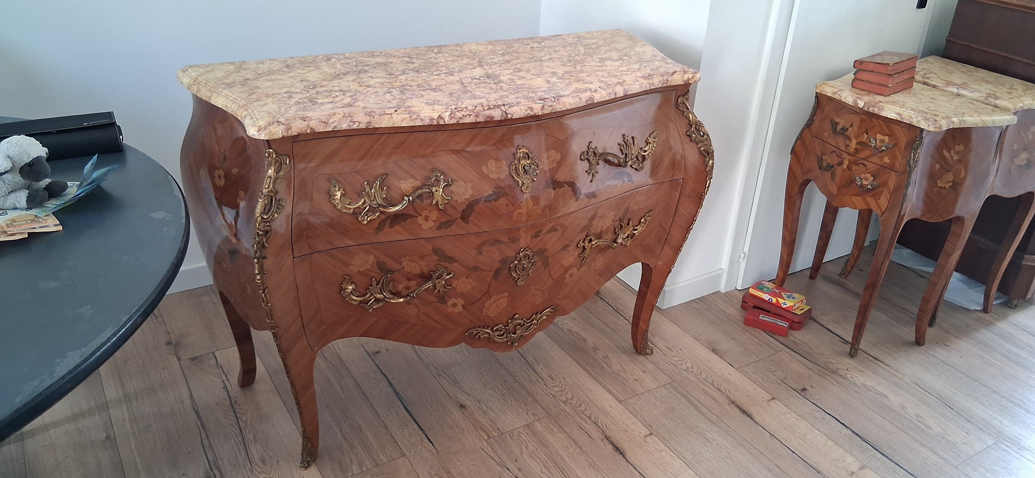 Ensemble commode galbée et table de chevets