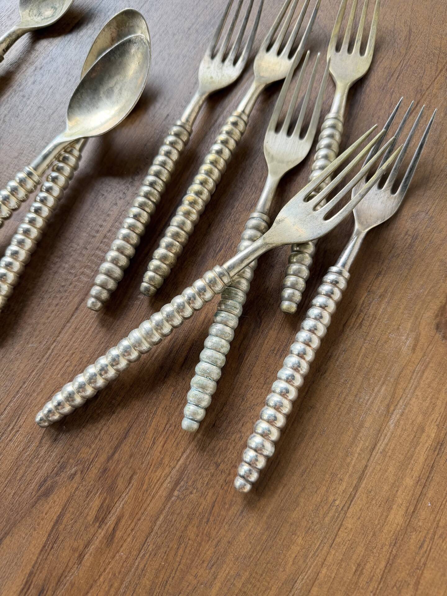 Set of silver-plated graphic cutlery for 6 people.