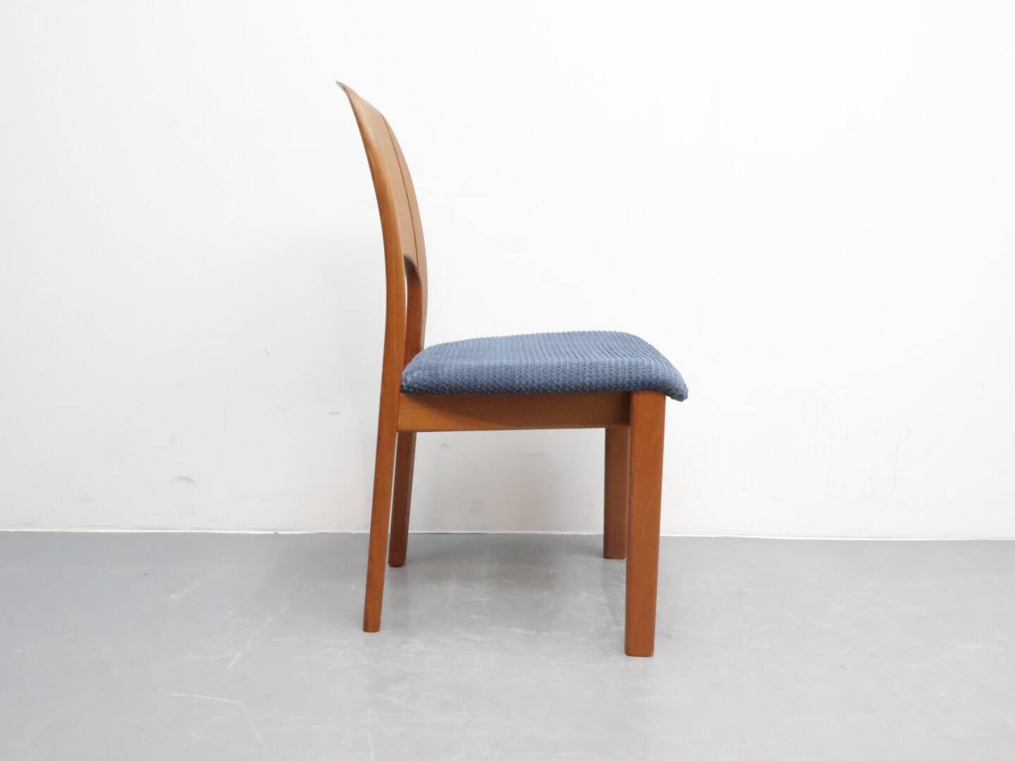 Vintage eetkamerstoelen Holstebro Denmark Teakhout nieuwe stoffering blauw