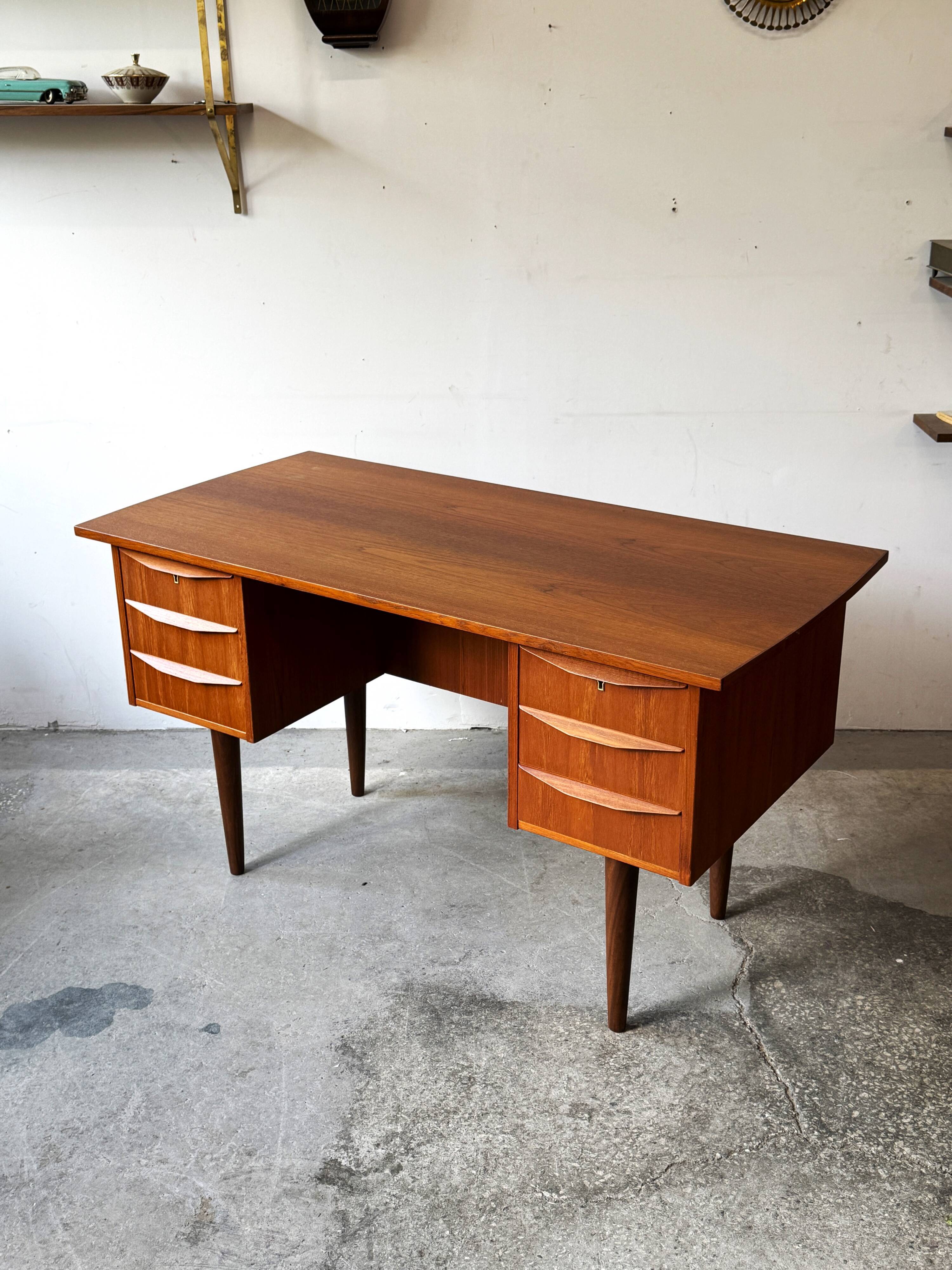 Freestanding teak desk, Denmark 60s/70s, vntg, mid-c modern