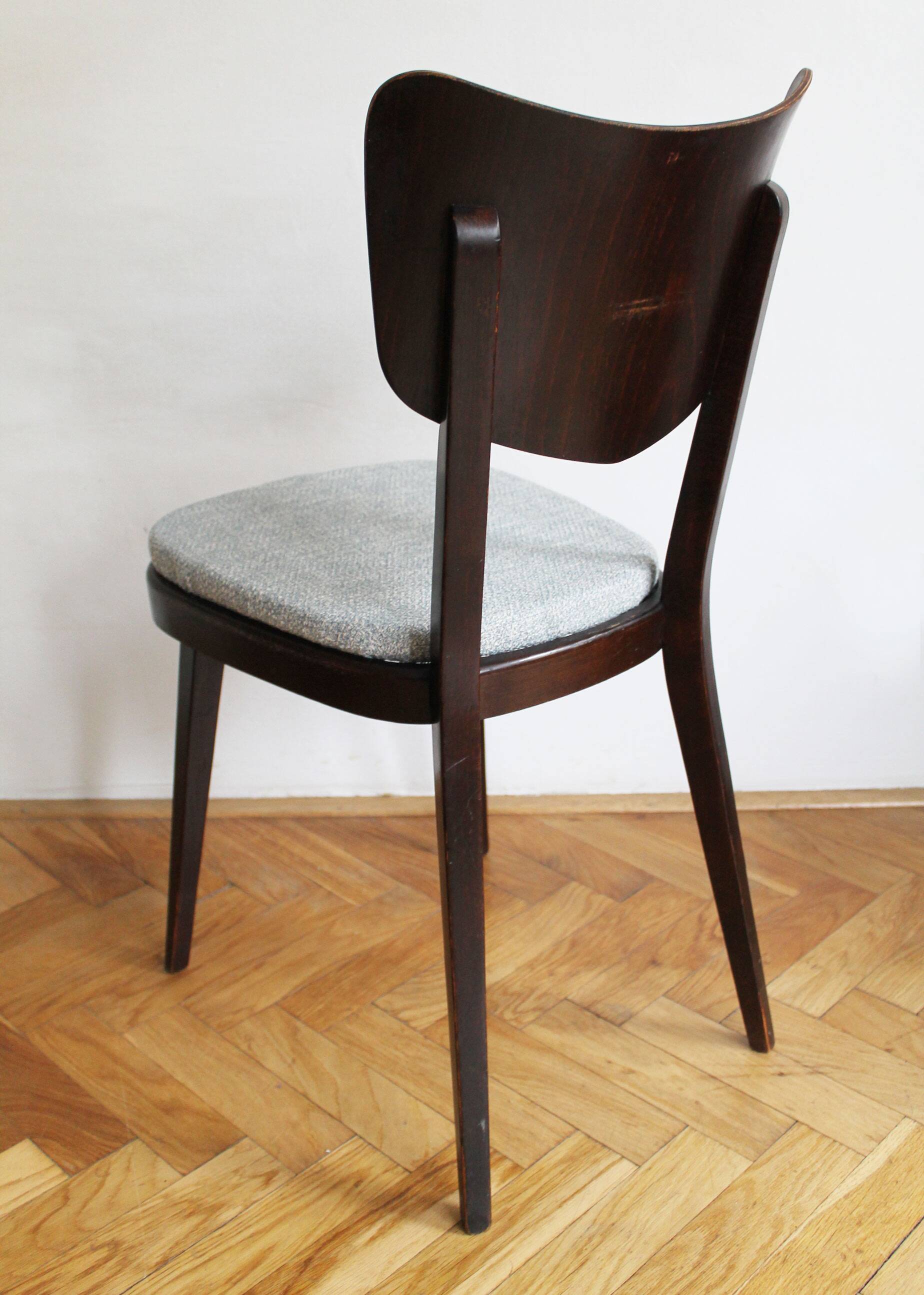 Ensemble de quatre chaises de salle à manger du milieu du siècle des années 1960 par TON