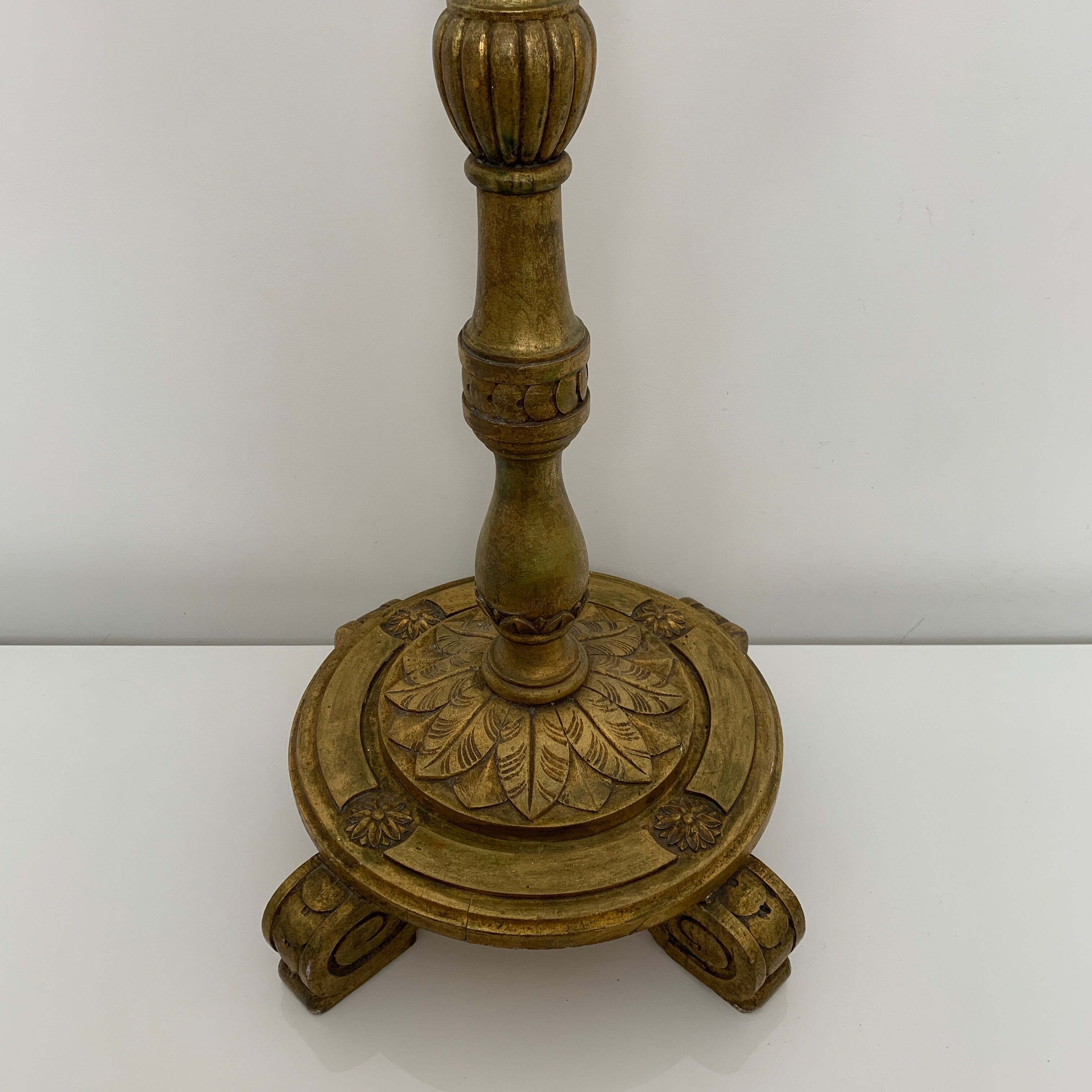 Lampadaire en bois doré début XXe
