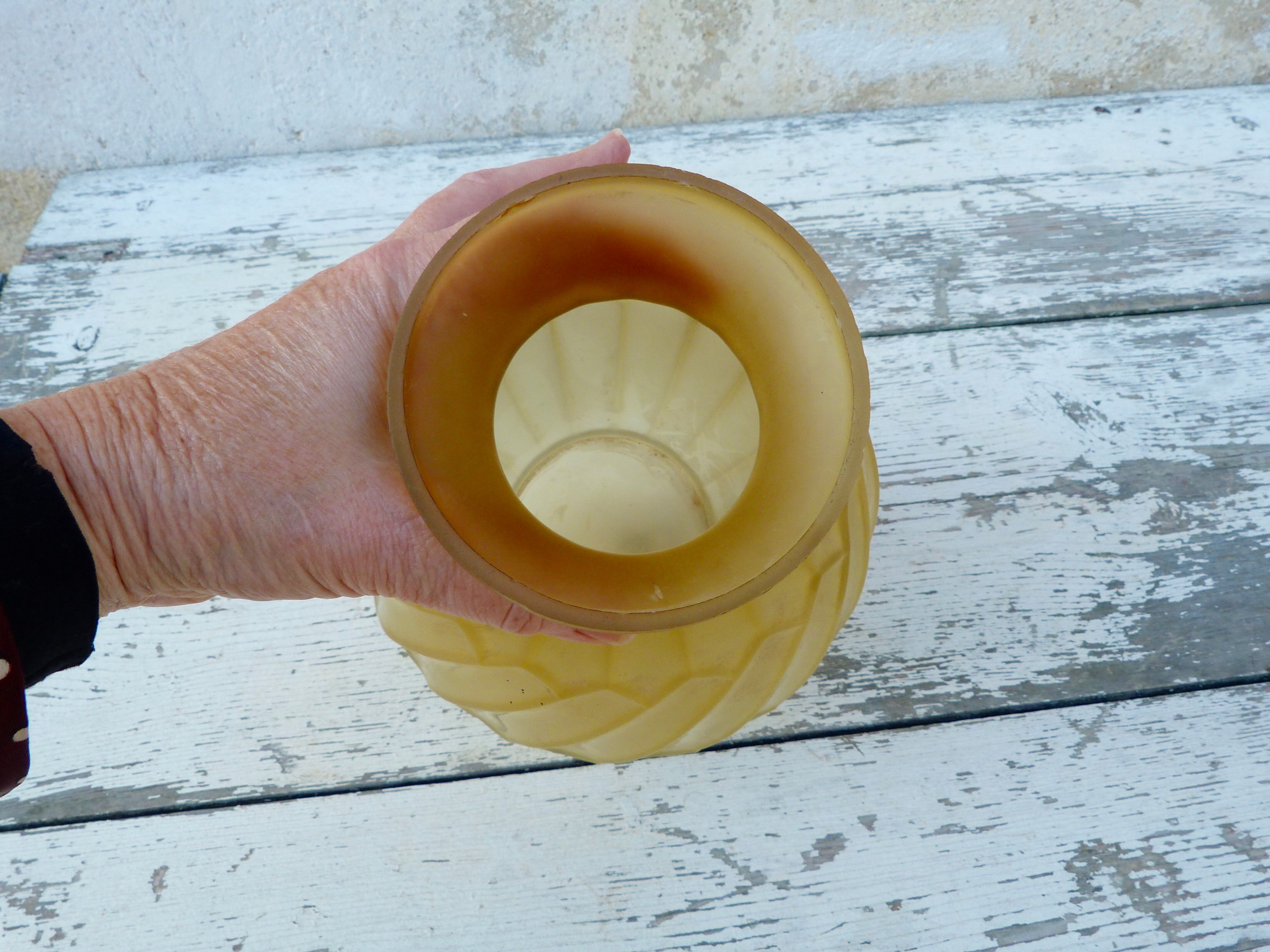 Vase Art Deco en verre pressé moulé jaune, 1920