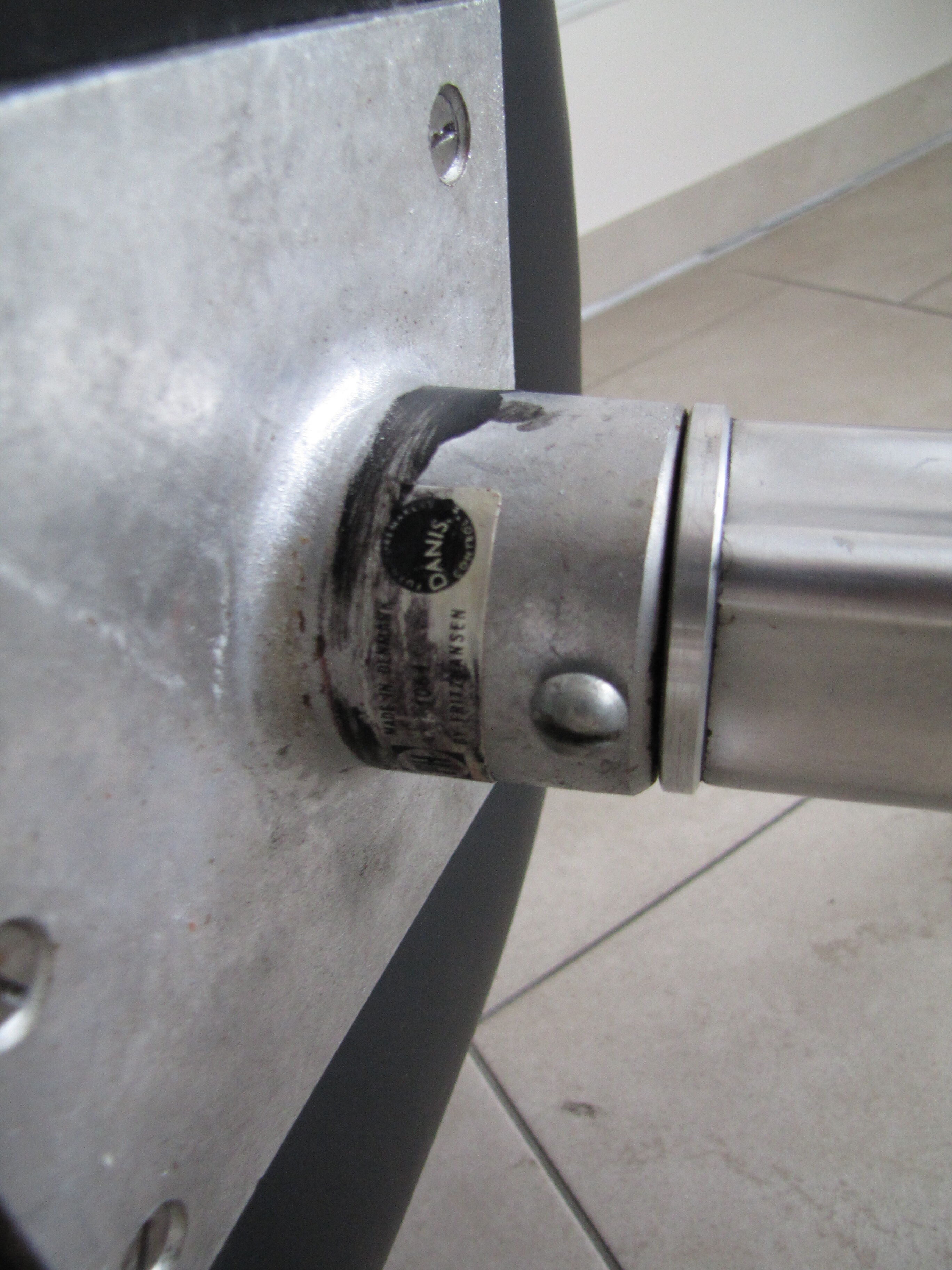 Swan armchairs in black leather by Arne Jacobsen for Fritz Hansen