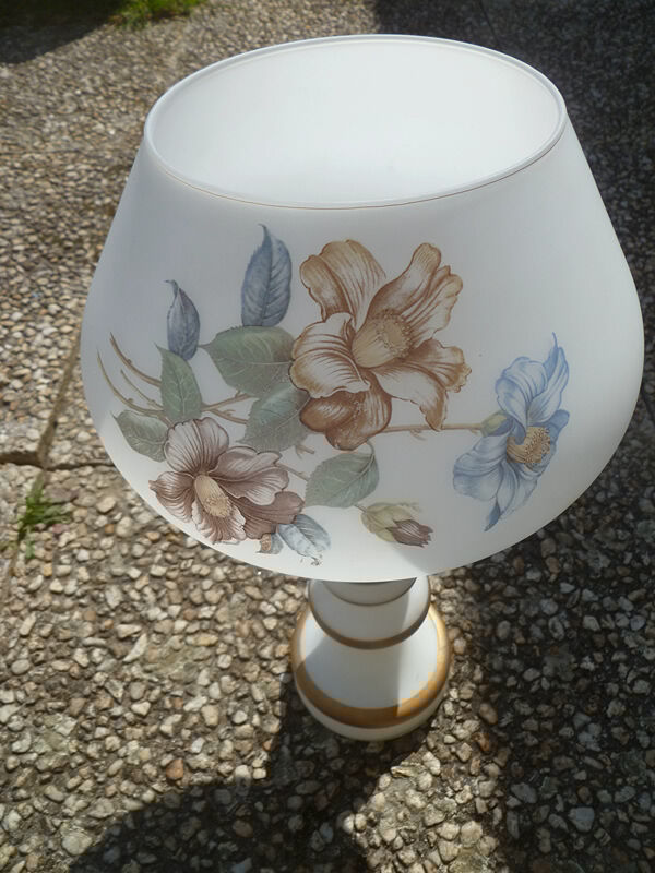 vase cornet opaline white