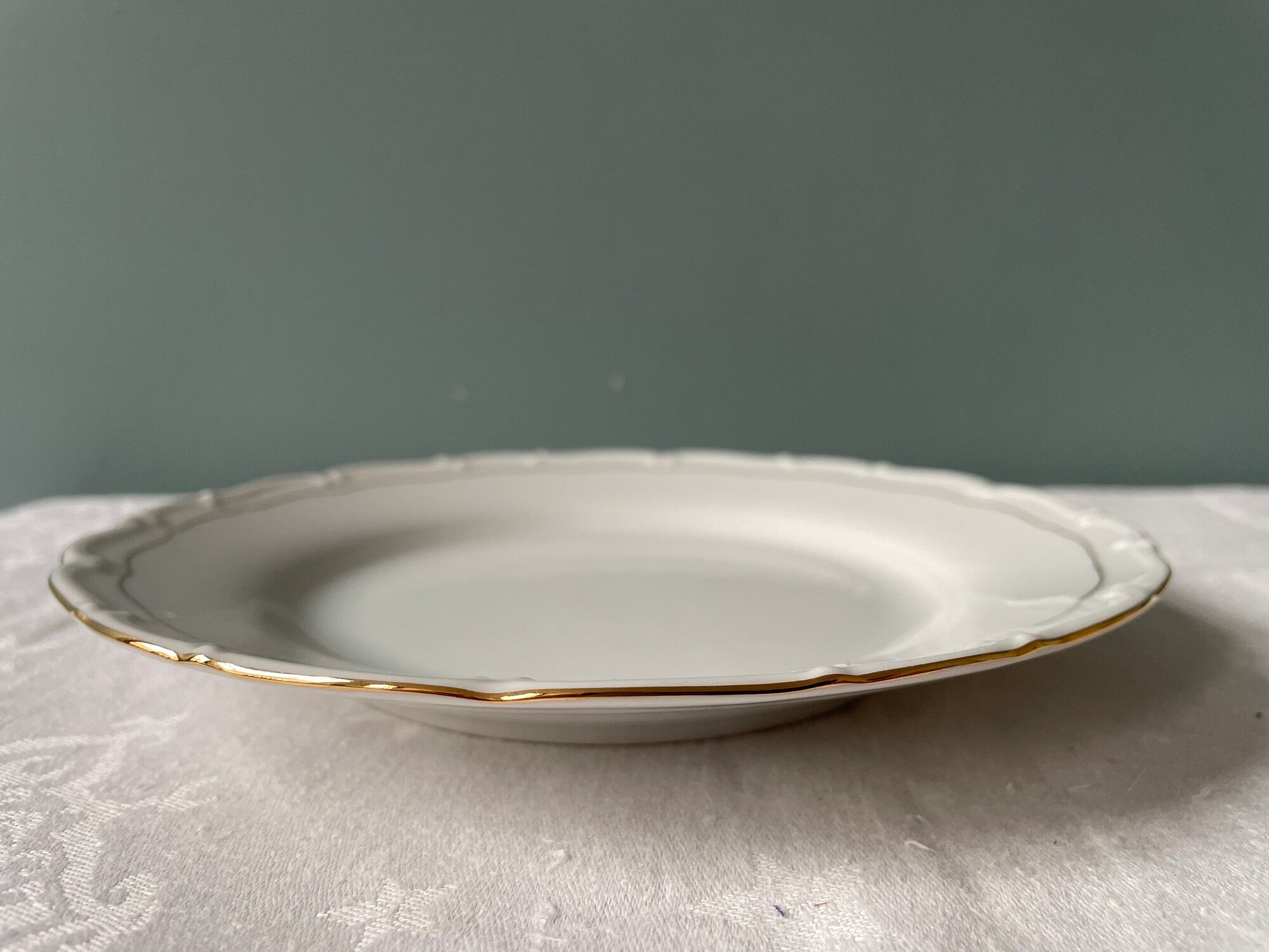 Series of 12 dessert plates in fine bohemian porcelain