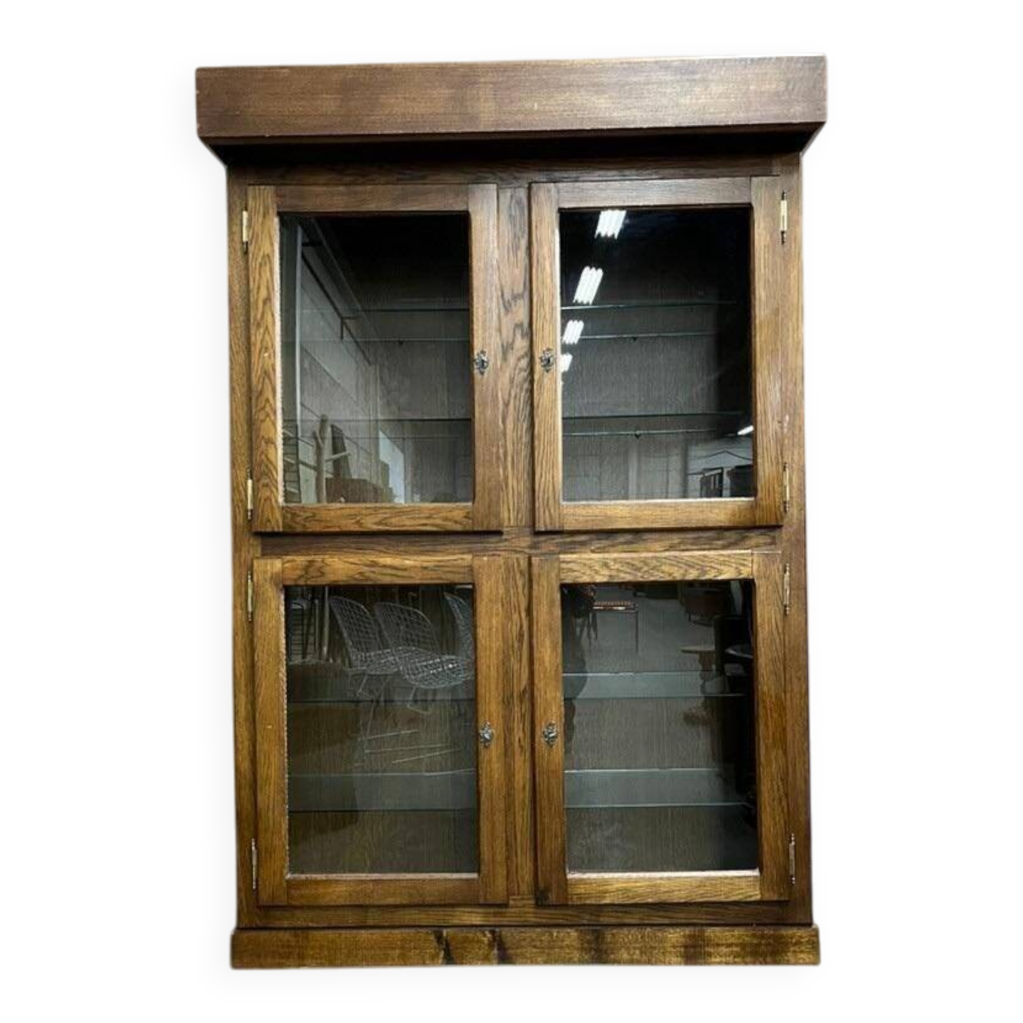 Vitrine vintage robuste en bois / armoire